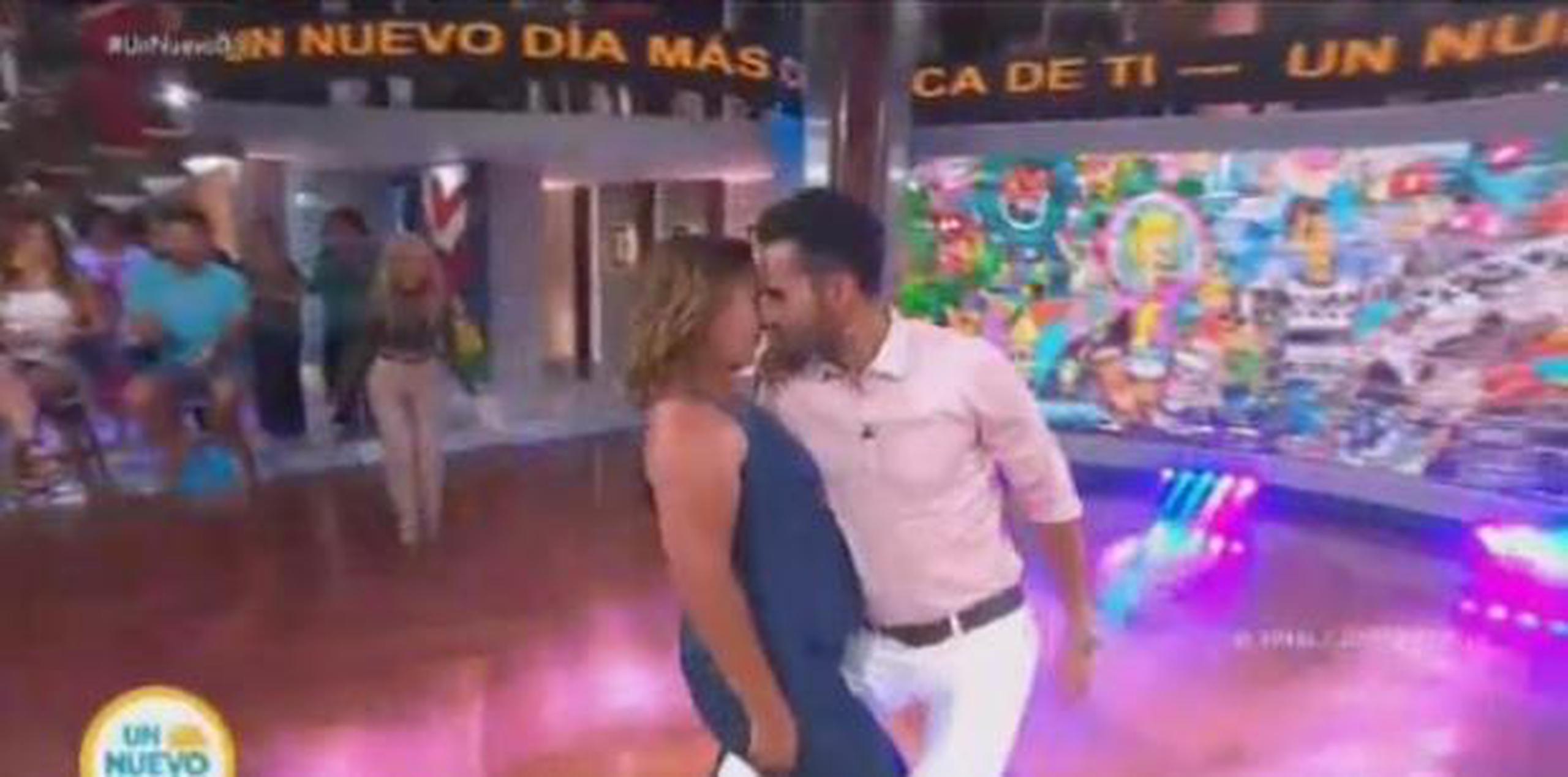 Justo antes de terminar el baile, Fabián Ríos le dio un beso en la boca a Adamari. (Captura)