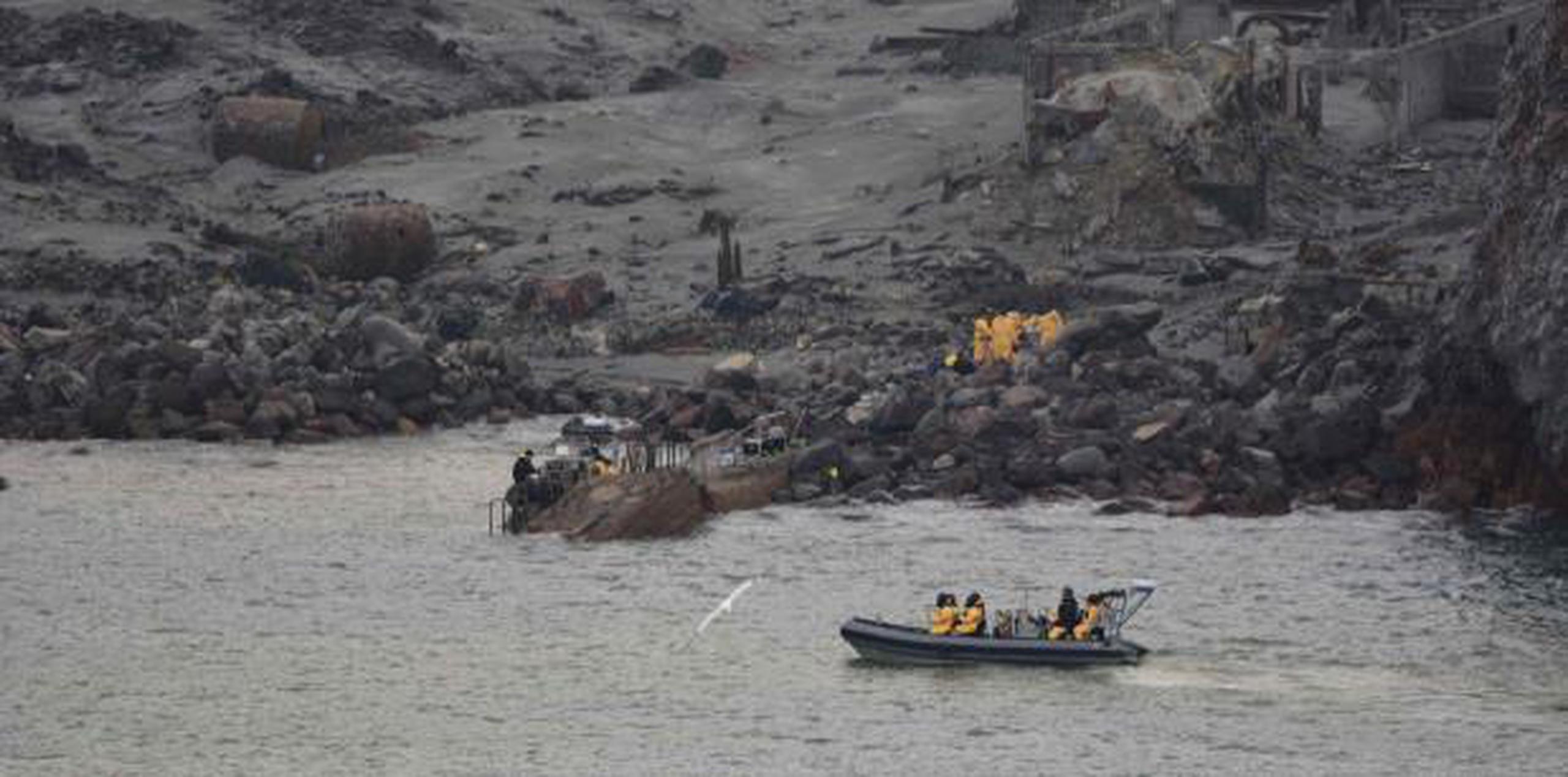 El operativo de rescate se llevó a cabo sin contratiempos, pero dos cuerpos aún no han sido localizados. (New Zealand Defence Force vía AP)