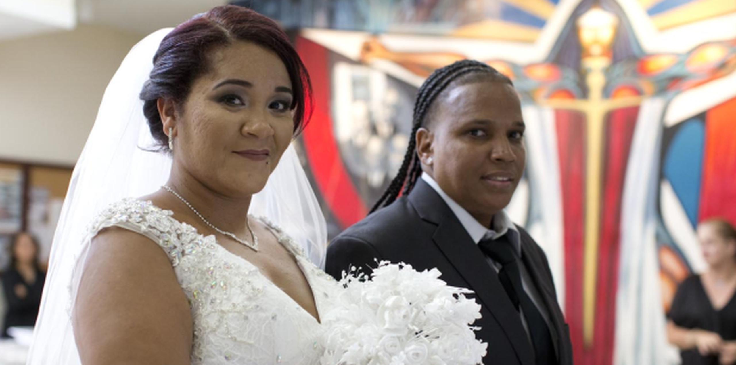 Una de las 25 parejas de la comunidad LGBTT que se casaron o renovaron sus votos en una actividad celebrada en el Colegio de Abogados. (tonito.zayas@gfrmedia.com)
