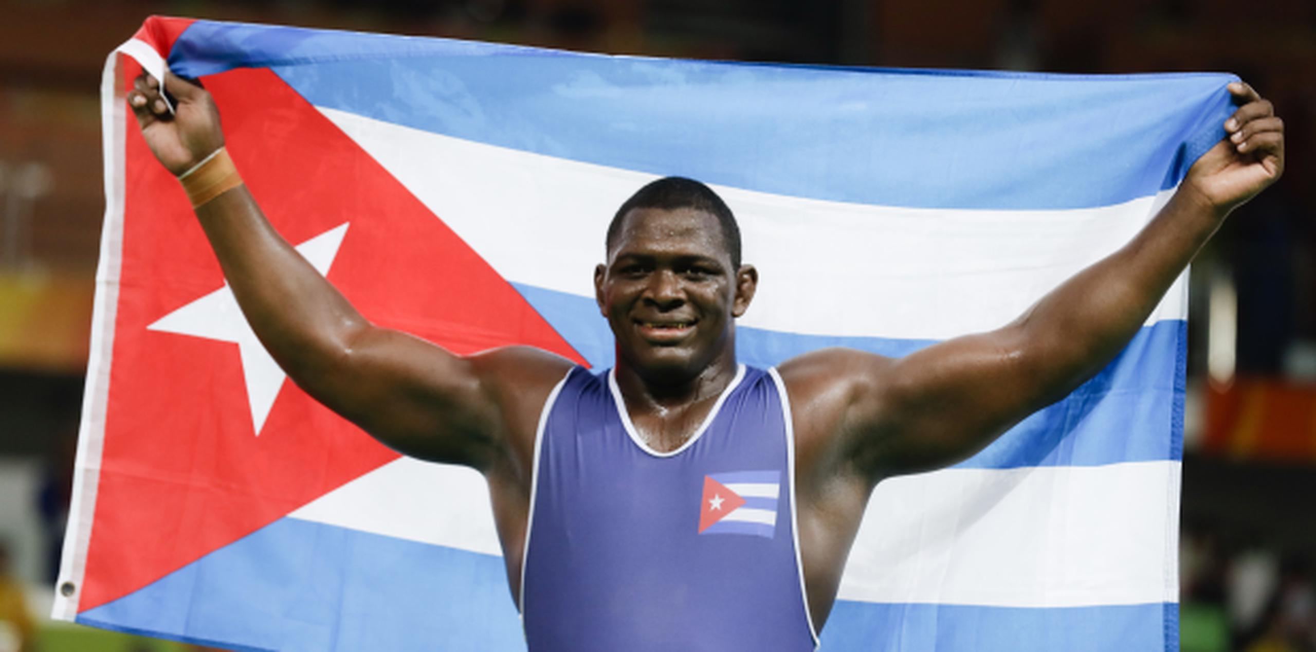 El luchador Mijain López celebra su victoria en la final de la categoría de 130 kg de la lucha grecorromana en los juegos de Río 2016. (AP/Markus Schreiber)
