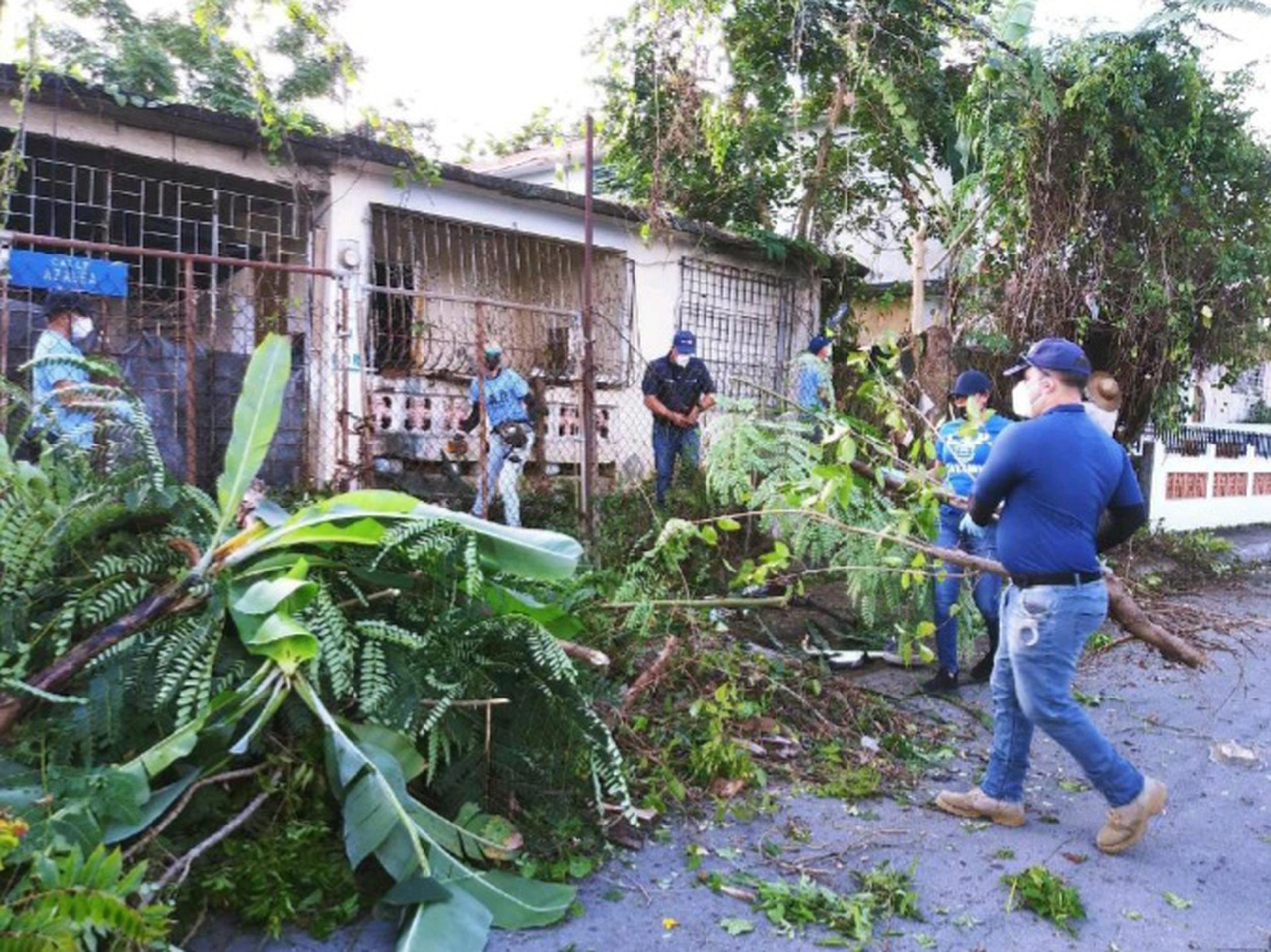Un grupo de agentes del área de Bayamón acondicionaron la residencia de un anciano en la comunidad Villa Kennedy del barrio Sabana Seca en Toa Baja.