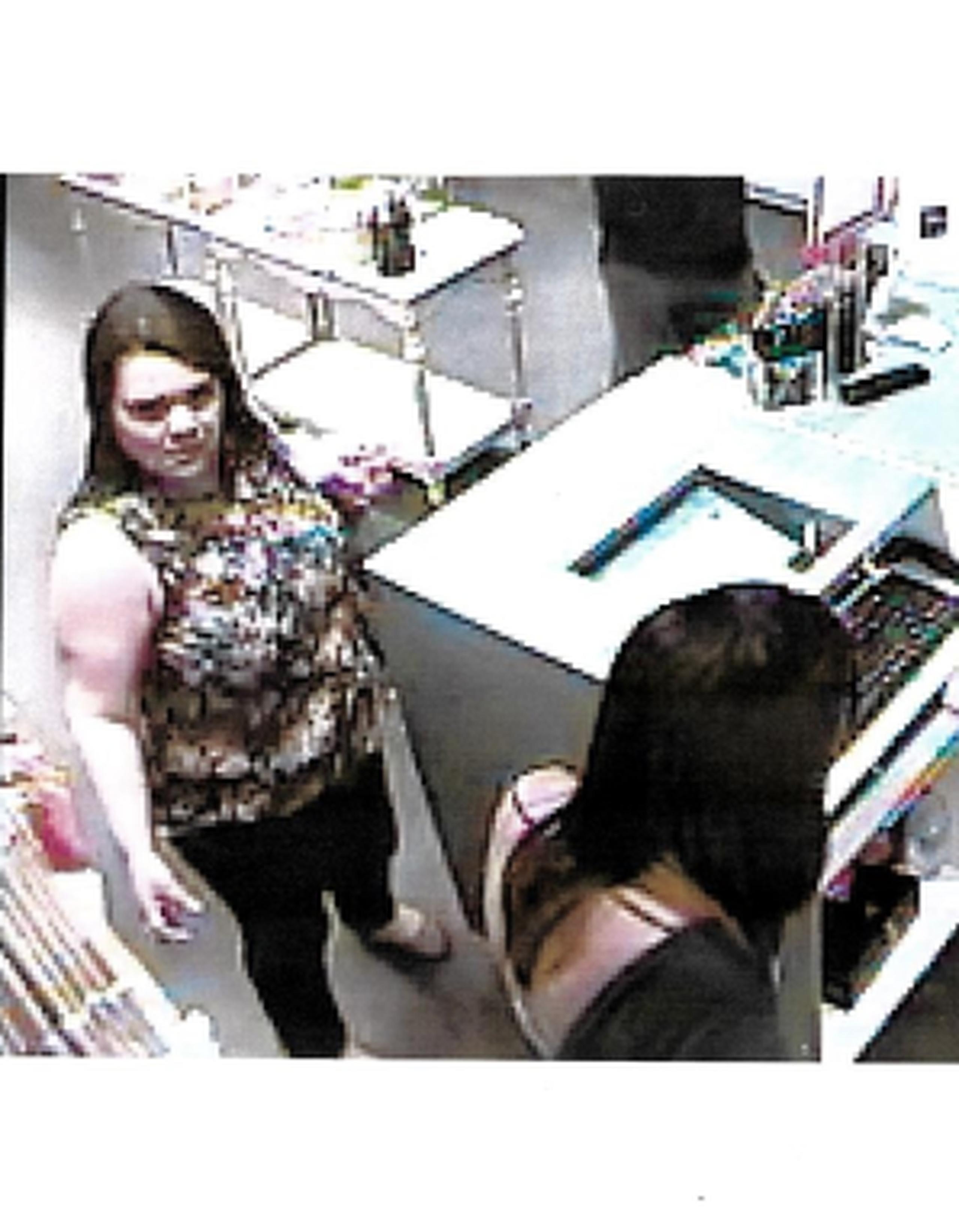 La Policía busca identificar a la mujer en esta imagen, sospechosa de robar una cartera en la tienda Valija, de Plaza Las Américas. (Suministrada)