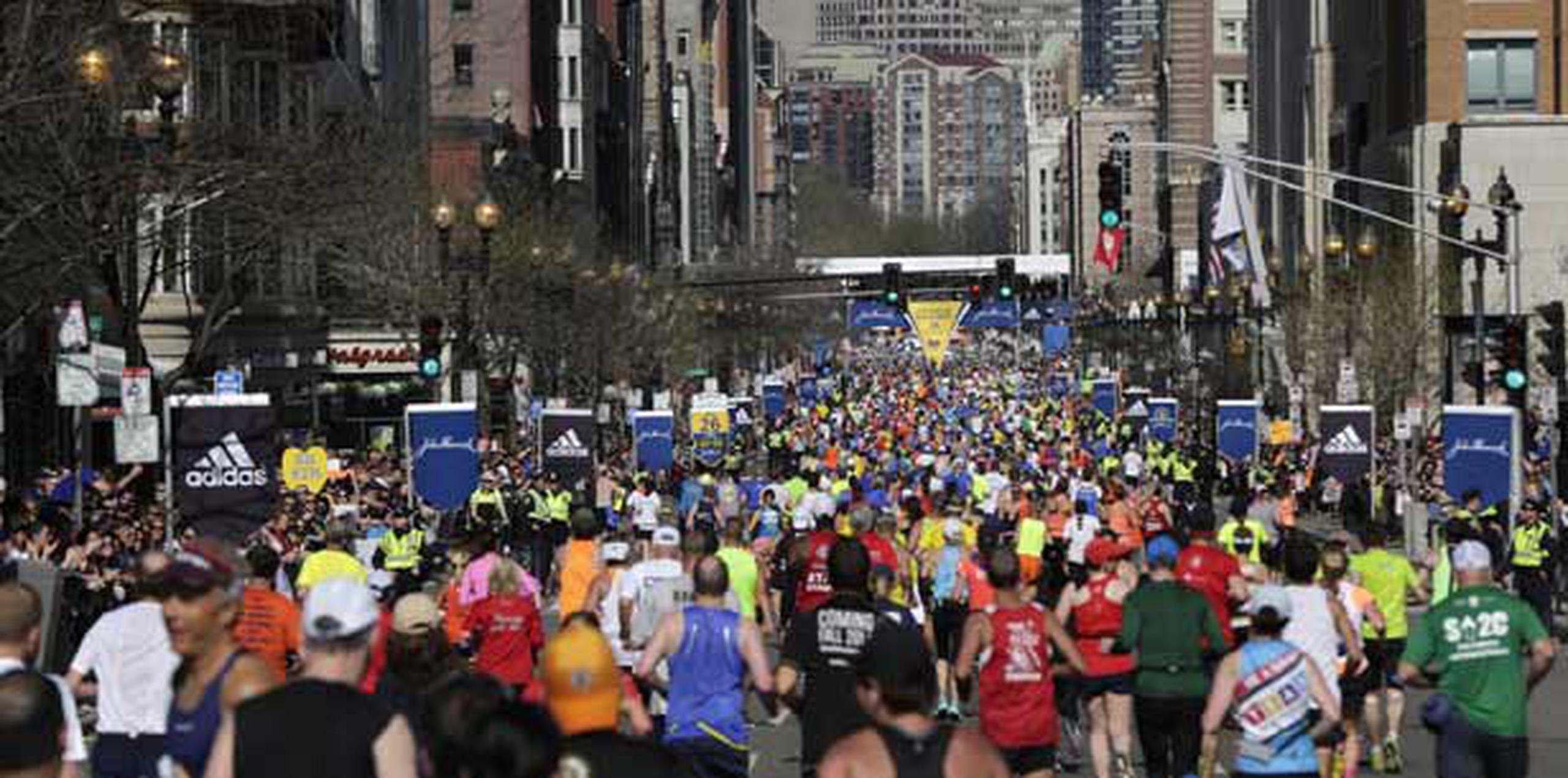 Cerca de 36,000 corredores se volcaron el lunes a las calles en el primer maratón de Boston desde el letal atentado del año pasado. (AP/Robert F. Bukaty)