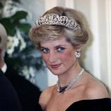 Subastan vestido de la princesa Diana con el que la retrataron poco antes de morir
