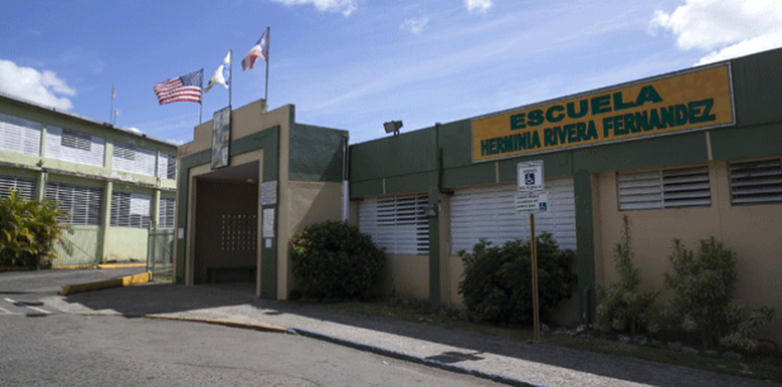 La escuela elemental Herminia Rivera, en Bayamón, tenía problemas con las bombas del pozo séptico, entre otros inconvenientes. (ARCHIVO)