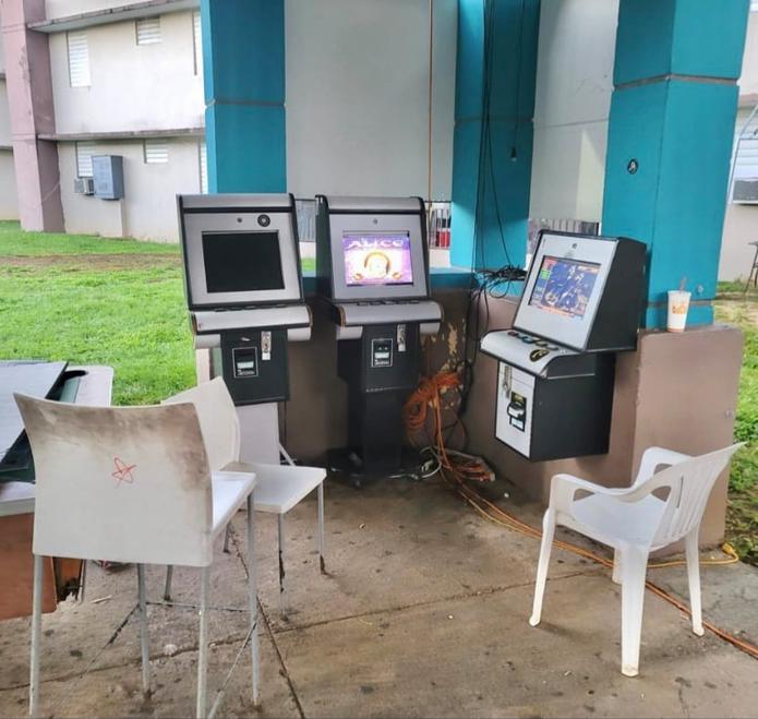 Las autoridades desarticularon un improvosado casino clandestino ubicado en un gazebo del residencial Virgilio Dávila, en Bayamón.