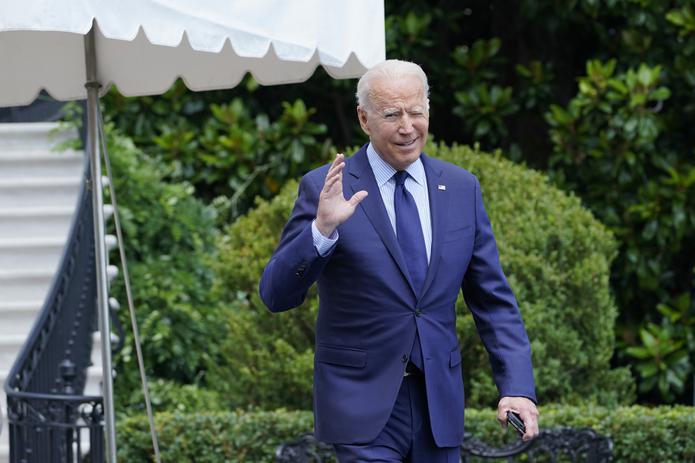 El presidente Joe Biden trata de escuchar preguntas de los reporteros mientras se dirige al helicóptero Marine One en los terrenos de la Casa Blanca, en Washington, el viernes 16 de julio de 2021. (AP Foto/Susan Walsh)