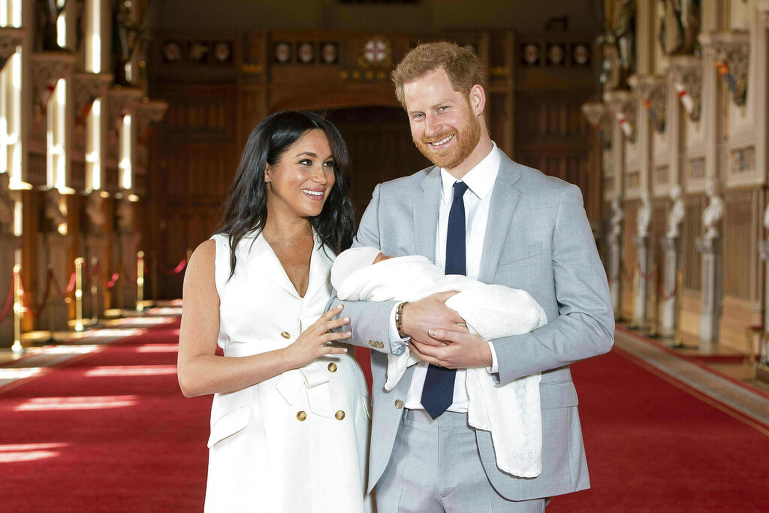 El príncipe Enrique y Meghan Markle con su recién nacido en el Castillo de Windsor, el 8 de mayo de 2019.