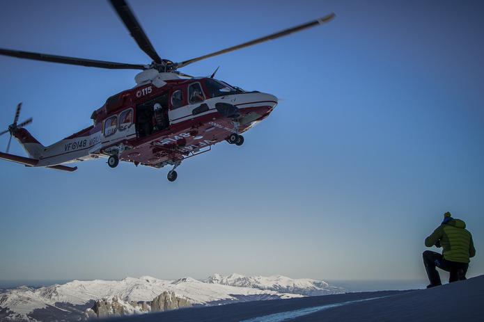 Un helicóptero de bomberos parte después de transportar a científicos, en las laderas del monte Gran Sasso d'Italia en el centro de Italia. (Riccardo Selvatico/CNR y Universidad Ca Foscari vía AP)