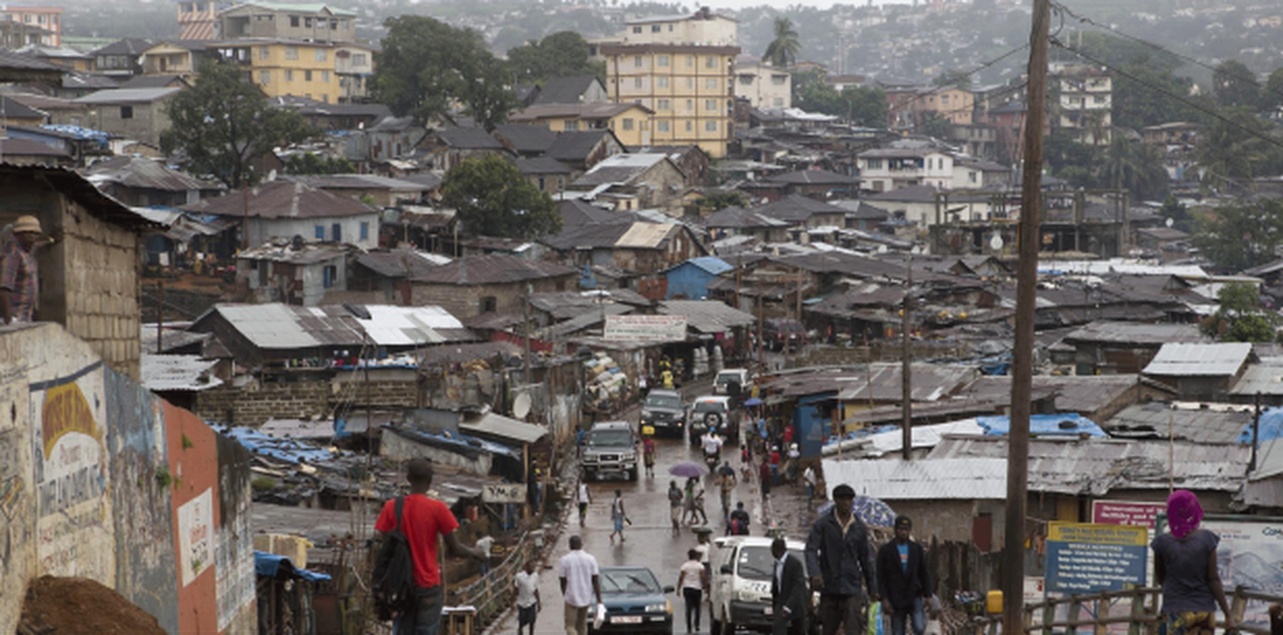 En la foto: grupo de personas en la calle Freetown en Sierra Leona. (Archivo)