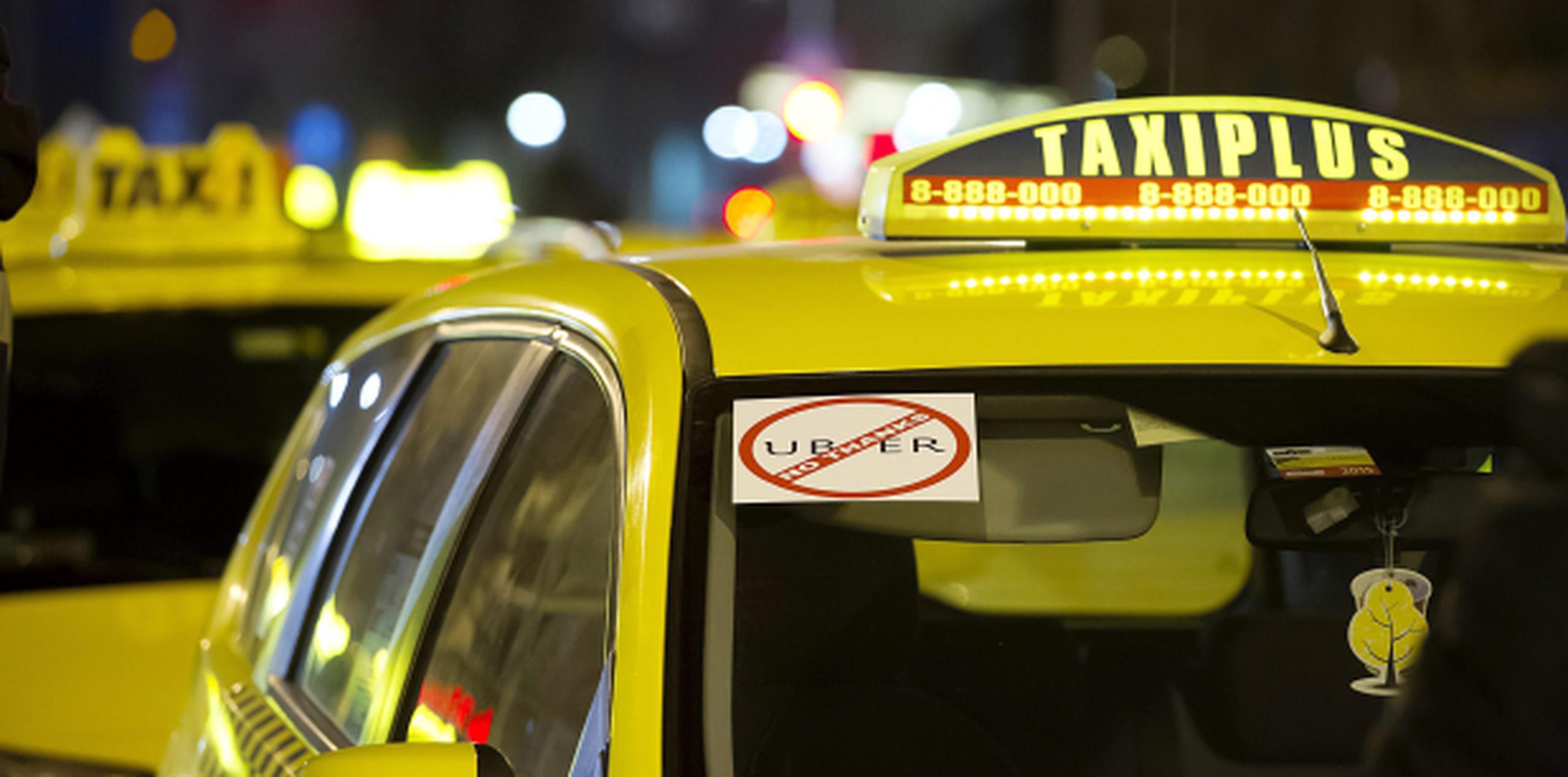 Cuando llegaron a la calle Victoria, el pasajero, armado con un cuchillo le anunció el asalto al taxista. (AP)
