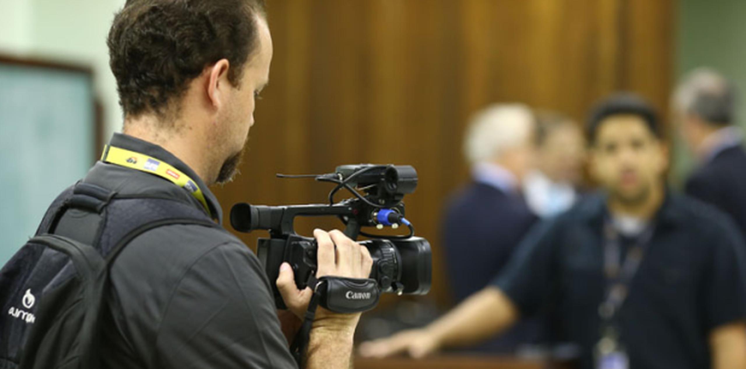 El fotoperiodista y reportero de GFR Media, Álex Figueroa, siguió en vídeo el proceso judicial.(jose.madera@gfrmedia.com)