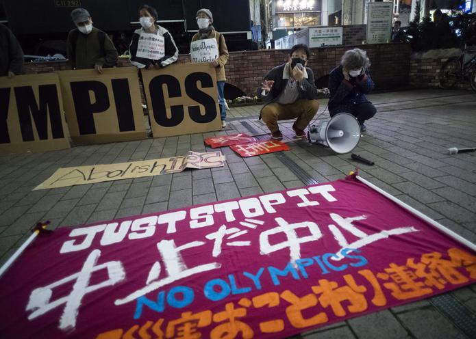 En esta imagen de archivo, tomada el 25 de marzo de 2021, una pancarta con el lema "No a los Juegos Olímpicos" colocada por manifestantes, durante una protesta en Tokio contra la celebración de la cita olímpica. (AP Foto/Hiro Komae, archivo)