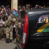 Restos de Mandela llegan a su pueblo para su sepultura