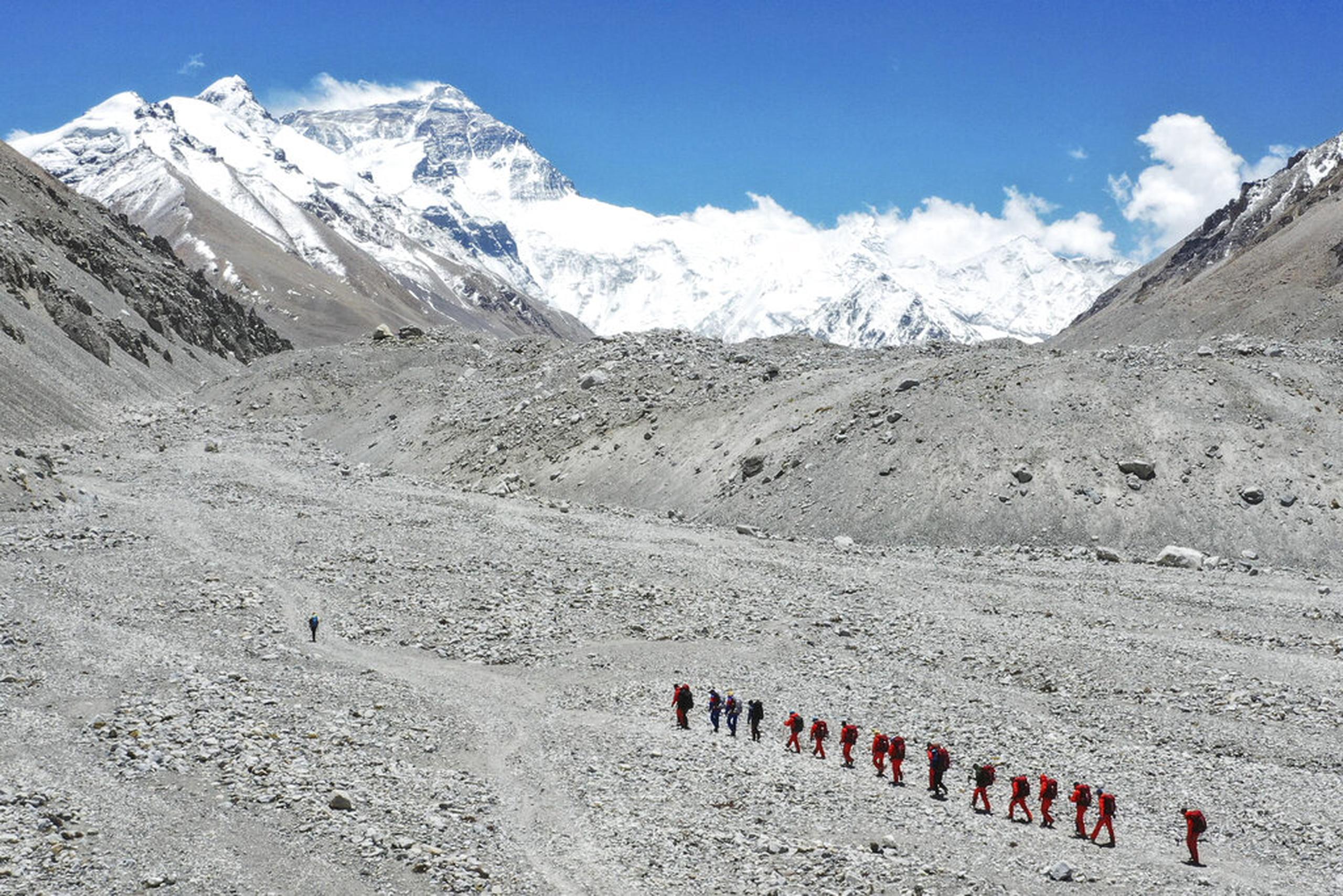 Beijing aprovechó la ausencia de expediciones para recoger basura del Everest y de otras cumbres populares entre los escaladores.