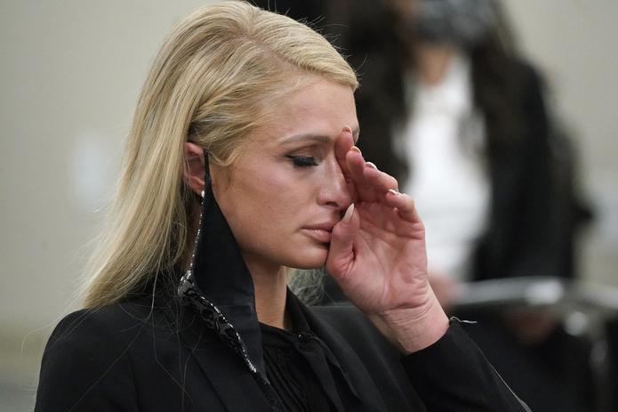 Paris Hilton se seca las lágrimas tras hablar en una audiencia de comisión del Senado en el Capitolio de Utah en Salt Lake City.