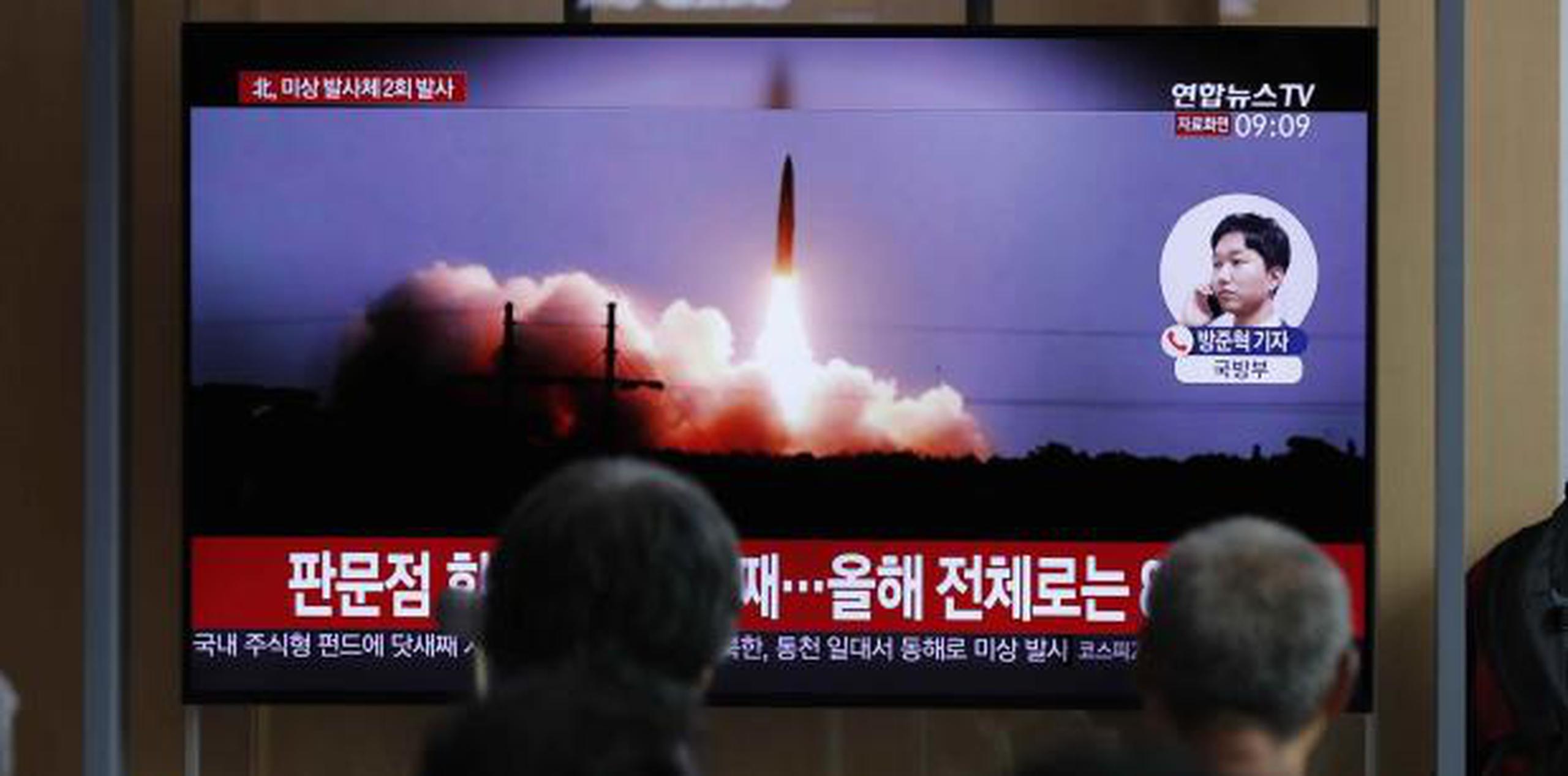 El Estado Mayor Conjunto de Corea del Sur dijo que los proyectiles lanzados desde la costa este del Norte recorrieron unas 143 millas con un apogeo de 18 millas antes de aterrizar en el mar entre la península y Japón. (AP / Lee Jin-man)