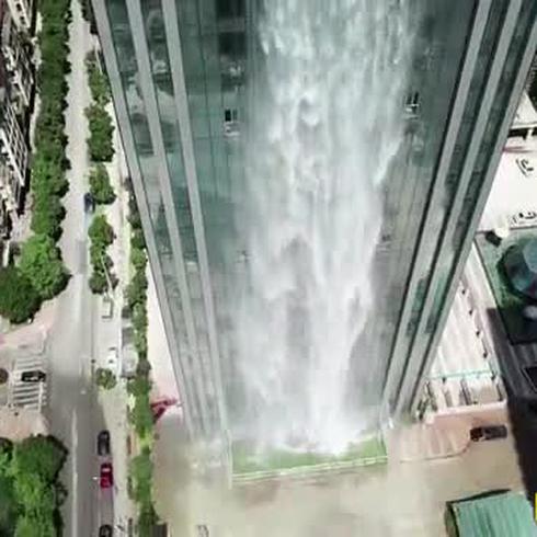 Fuera de liga: este rascacielos tiene la cascada artificial más alta del mundo