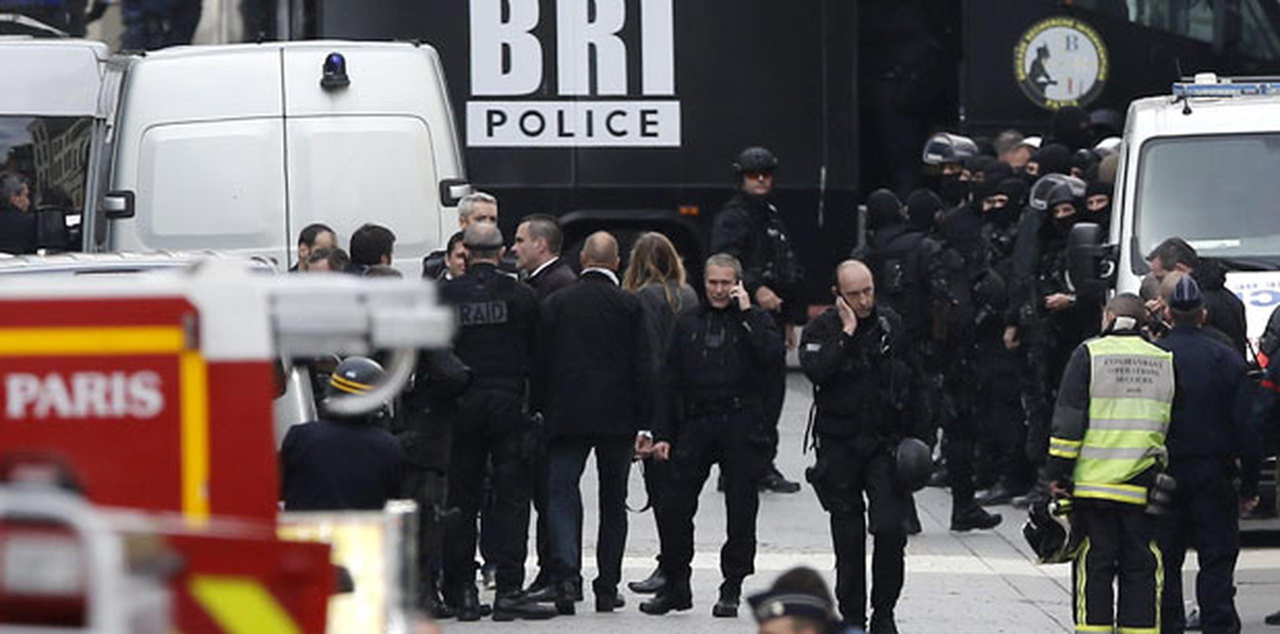 El fiscal de París, François Molins, explicó que el asalto policial se produjo en el marco de la investigación por los atentados del pasado viernes en París. (EFE/Etienne Laurent)