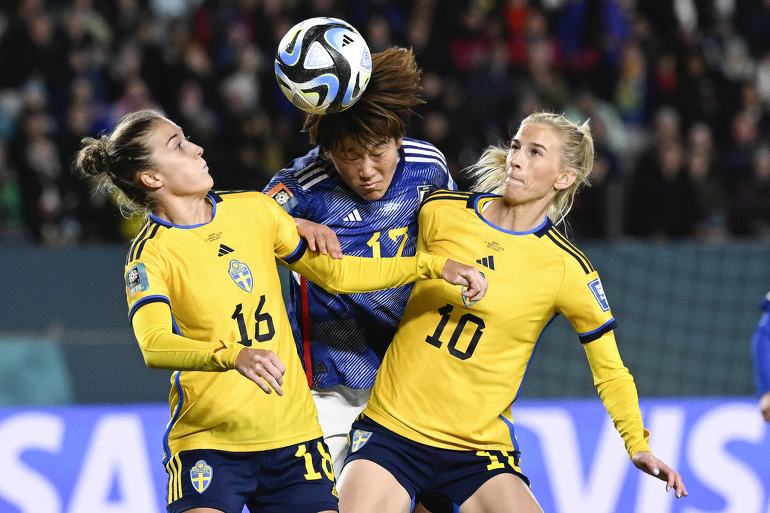 La japonesa Hana Takahashi (centro) intenta cabecear la pelota entre las suecas Filippa Angeldal (izquierda) y Sofia Jakobsson (derecha), en el partido de cuartos de final del Mundial femenino.