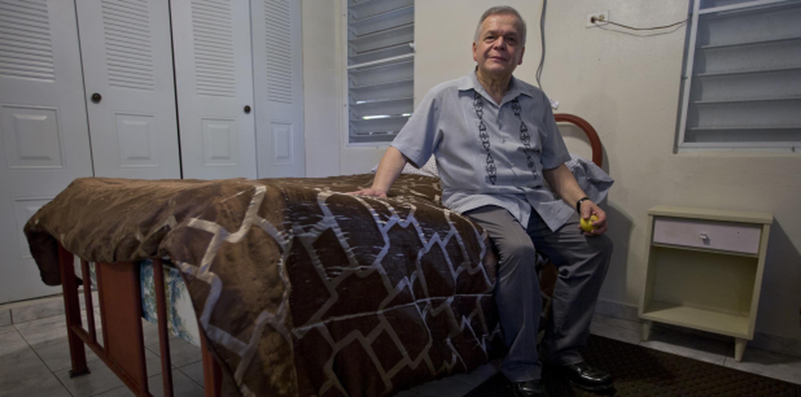 José López Rivera sentado en la cama que la familia le tiene preparada a su hermano.  (teresa.canino@gfrmedia.com)