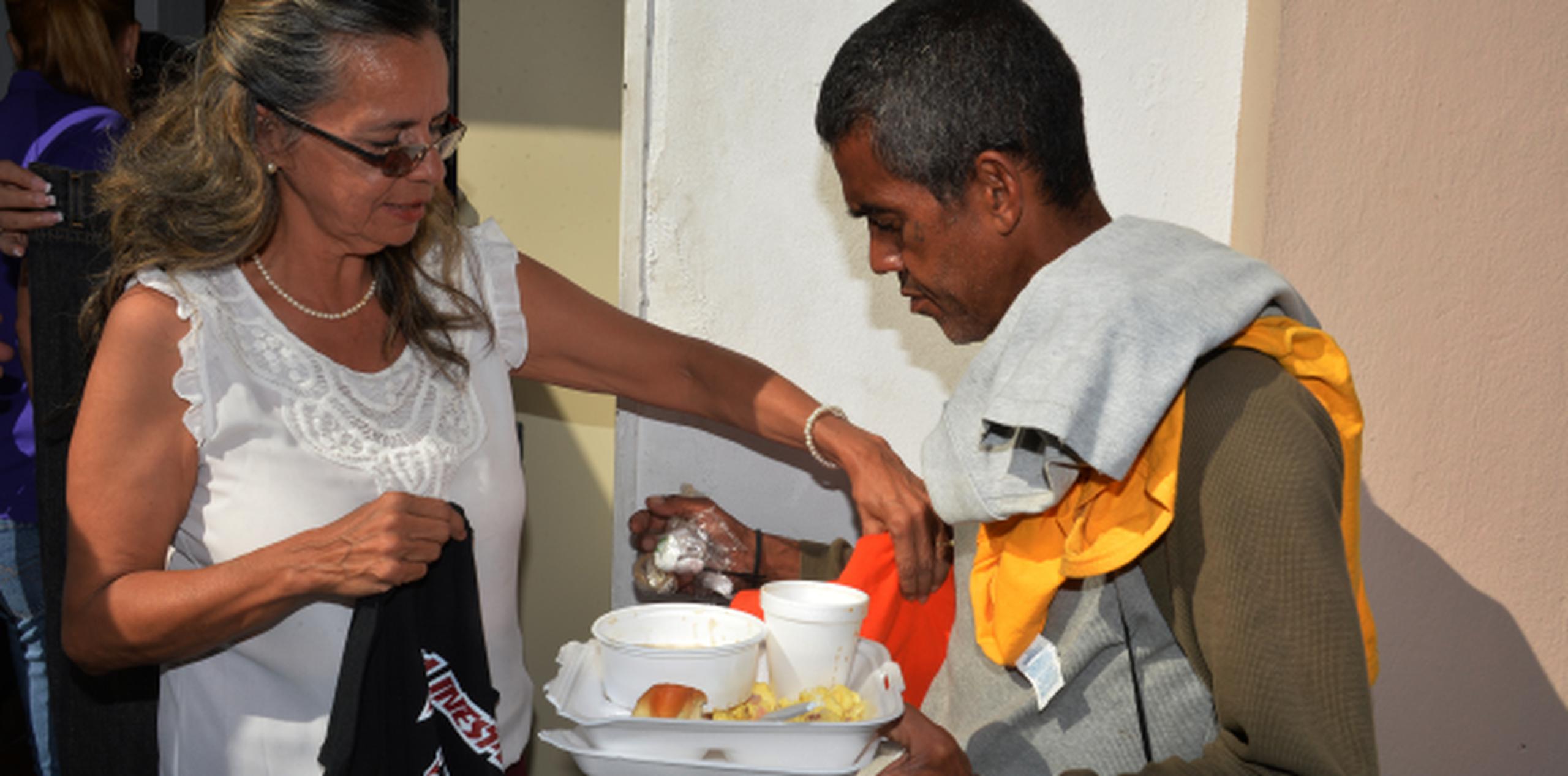 Se sirvieron alimentos a más de un centenar de personas sin techo, y se les proveyó ropa a varias decenas de ellas.  (jose.rodriguez1@gfrmedia.com)