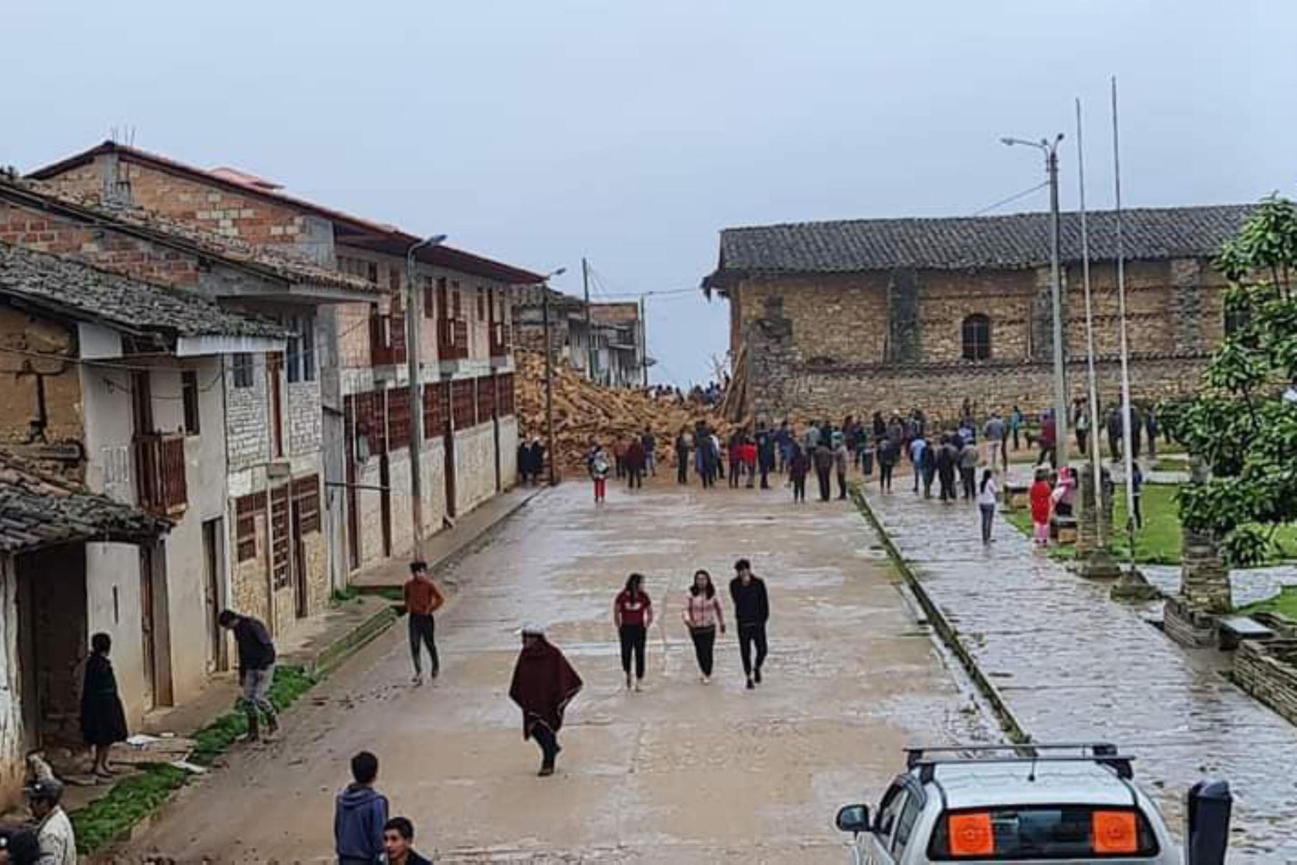 La reconocida torre de la Iglesia del distrito de La Jalca Grande, en la provincia de Chachapoyas, región Amazonas, construida en el siglo XVI y considerada Patrimonio Histórico del Perú, se derrumbó a consecuencia del fuerte sismo de magnitud 7,5. EFE/Amazonas Noticias/Facebook/ANDINA
