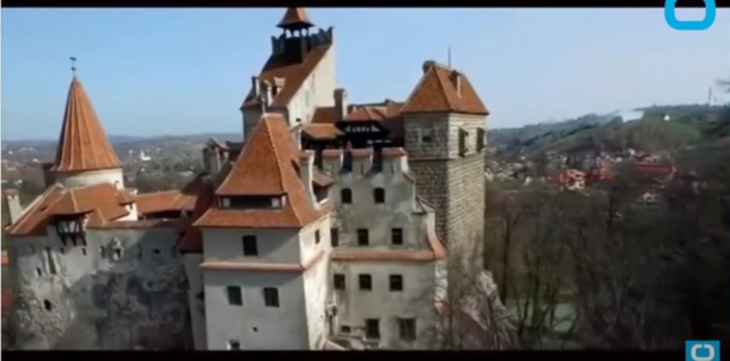 El Castillo Bran, en Transilvania, fue construido en el siglo XIV y se cree fue hogar del príncipe Vlad el Empalador, personaje que inspiró las leyendas de Drácula. (Captura)