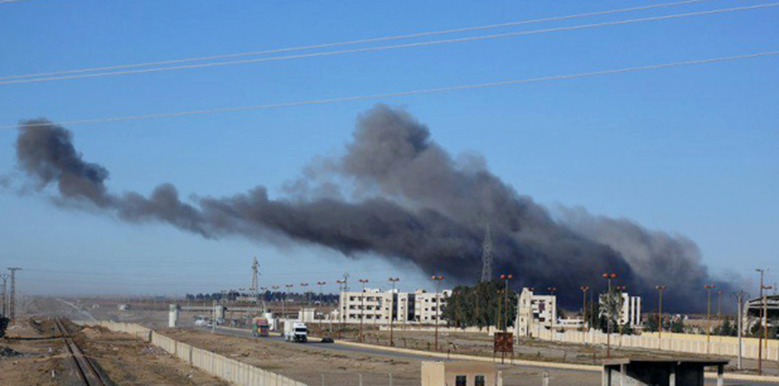 Imágenes atribuídas a Estado Islámico donde se observa humo en un área atacada por la aviación rusa. (AP)