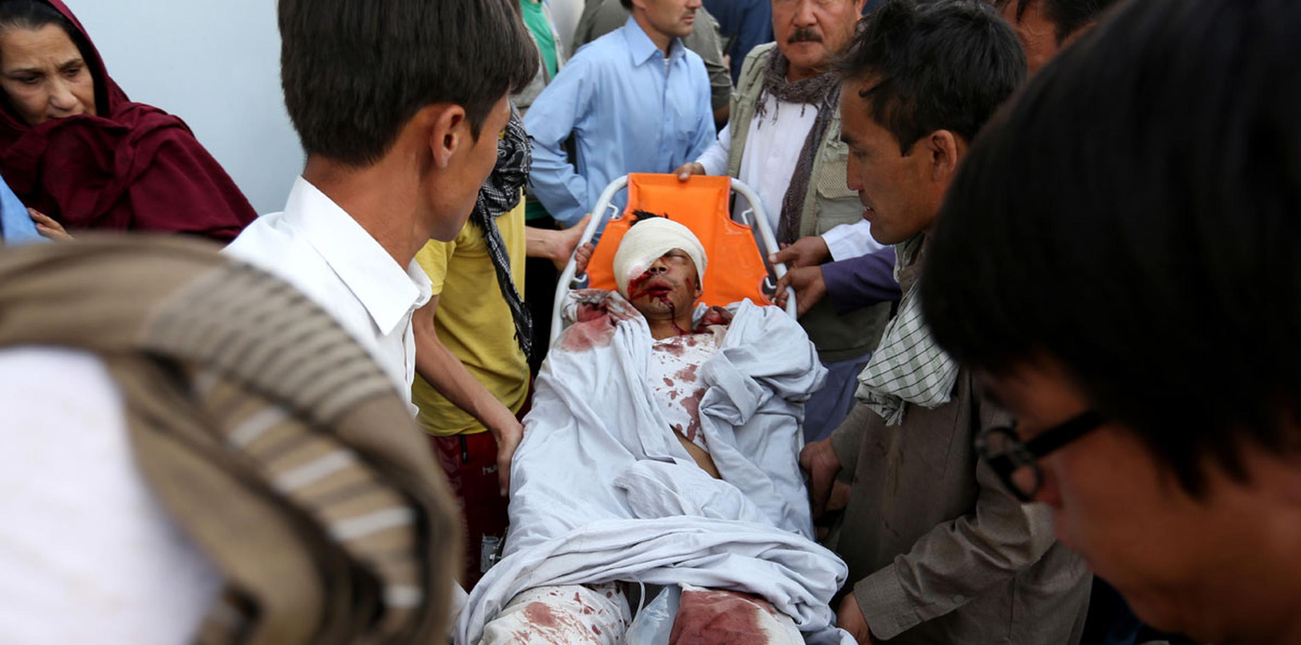 El atentado tuvo lugar durante una manifestación de miles de afganos, la mayoría hazaras, que discurría entre fuertes medidas de seguridad en protesta por un proyecto eléctrico del Gobierno que excluye a una provincia de esta minoría, de la rama islámica chií. (AP)