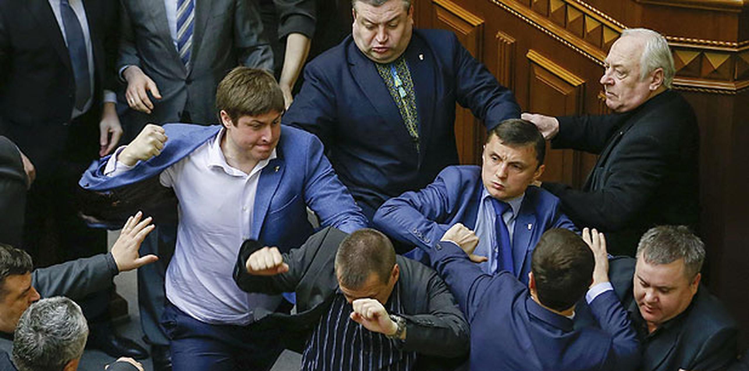 Los nacionalistas expulsaron de la tribuna a empellones a Simonenko, en cuya defensa se levantaron los diputados del grupo parlamentario comunista. (EFE)

