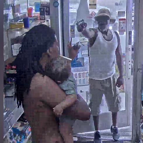 Papá salva a su bebé de ser baleado en gasolinera