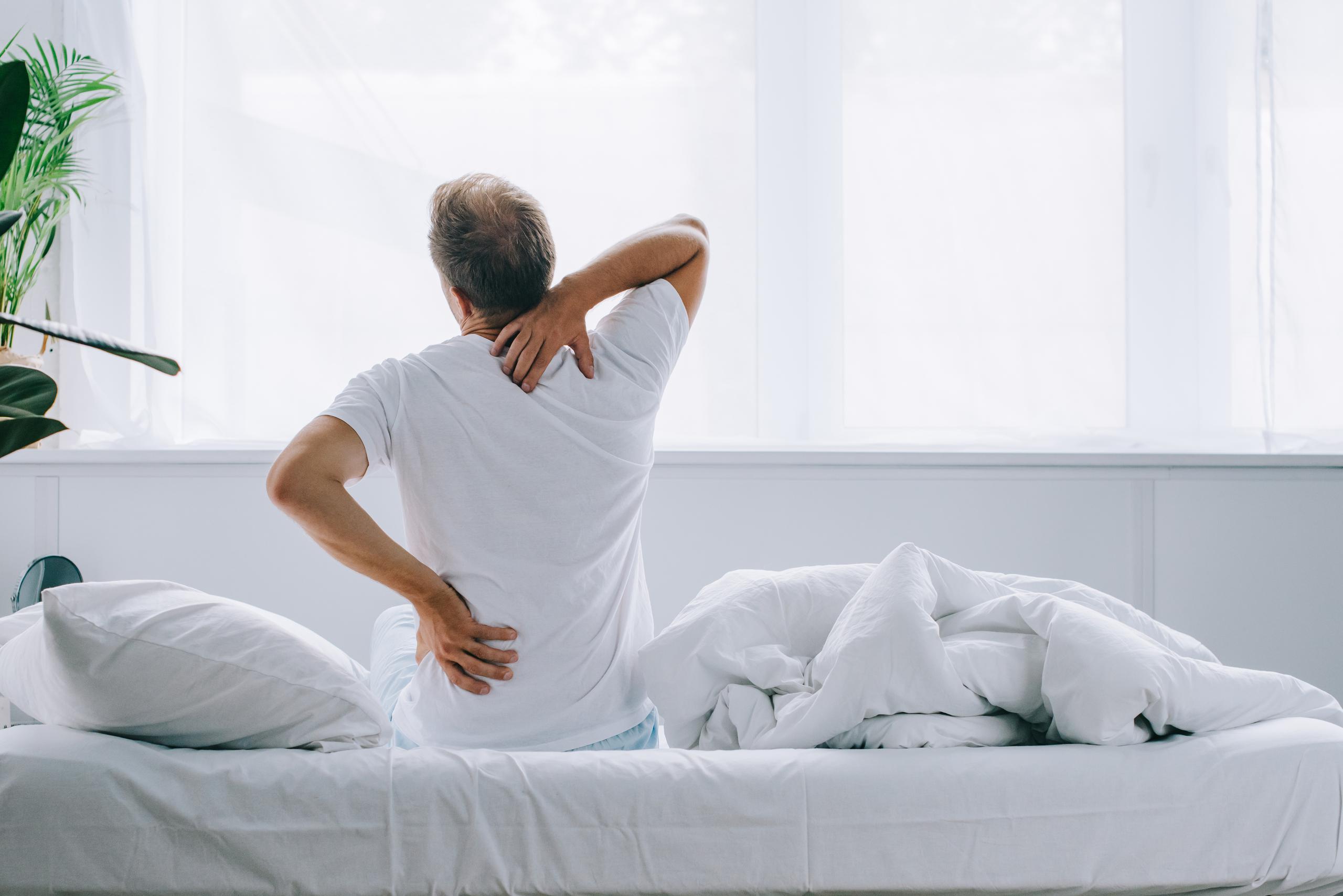 Los dolores de espalda son muy frecuentes entre las personas de edad avanzada.