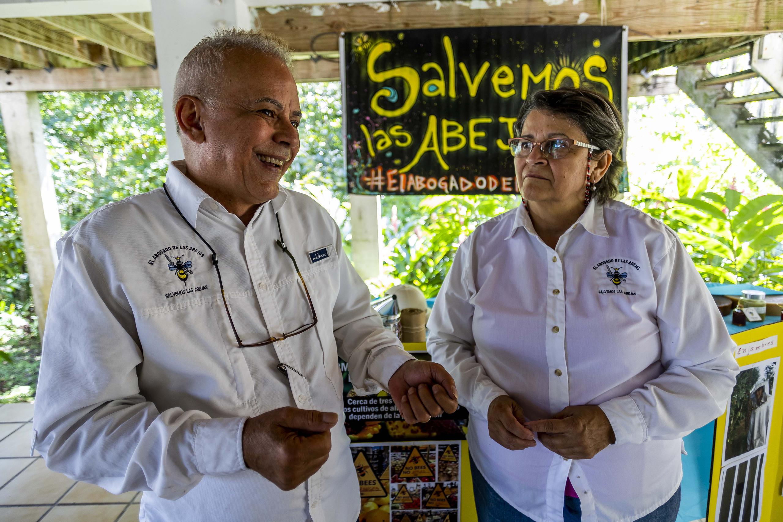 Desde el 2015, Rafael y su esposa Sonia dirigen la iniciativa “Salvemos las Abejas”, esfuerzo mediante el cual educan a la población con charlas y talleres.
