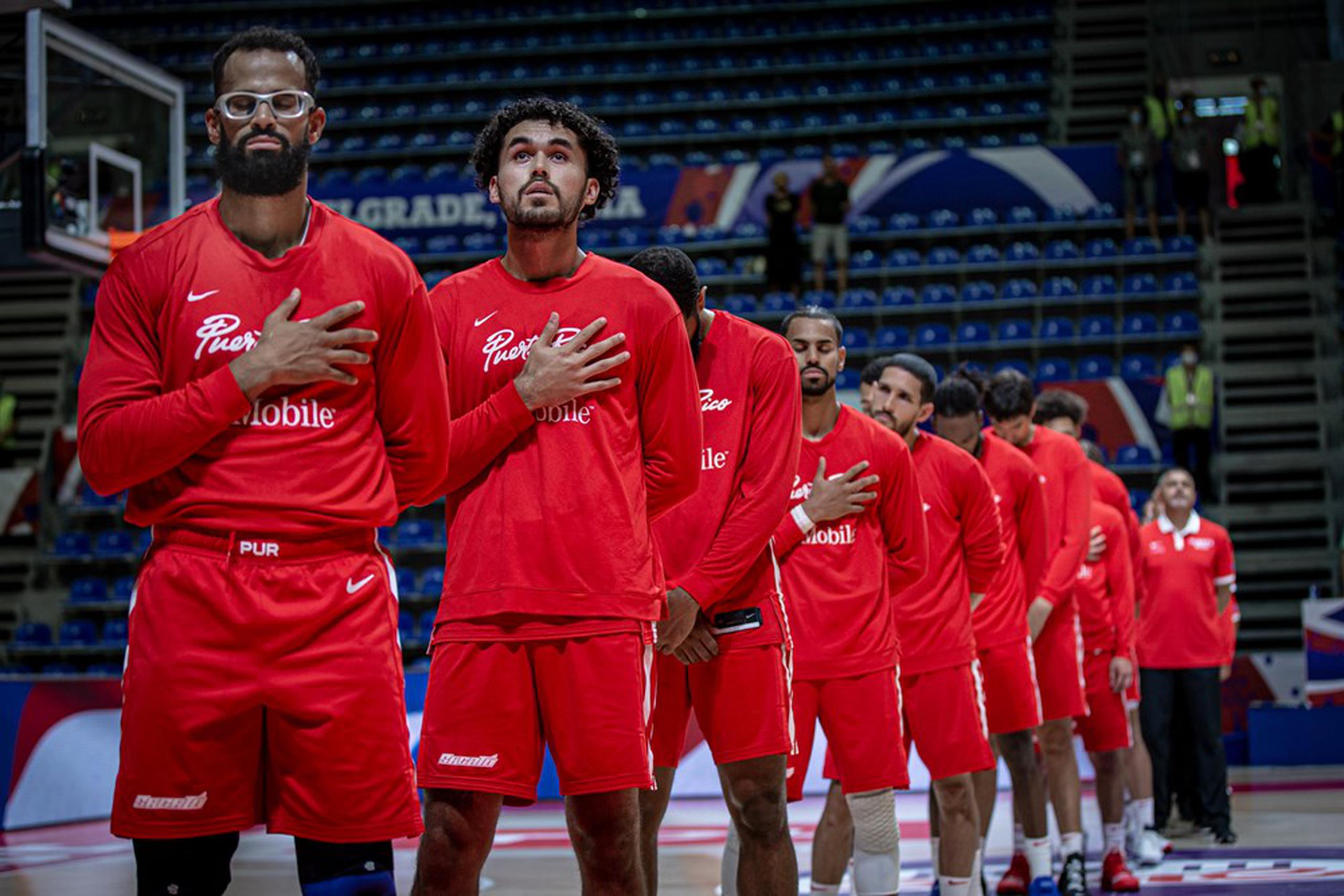 El Equipo Nacional de baloncesto aparece aquí escuchando el himno nacional de Puerto Rico antes de un partido en el Repechaje Olímpico 2021 en Serbia.