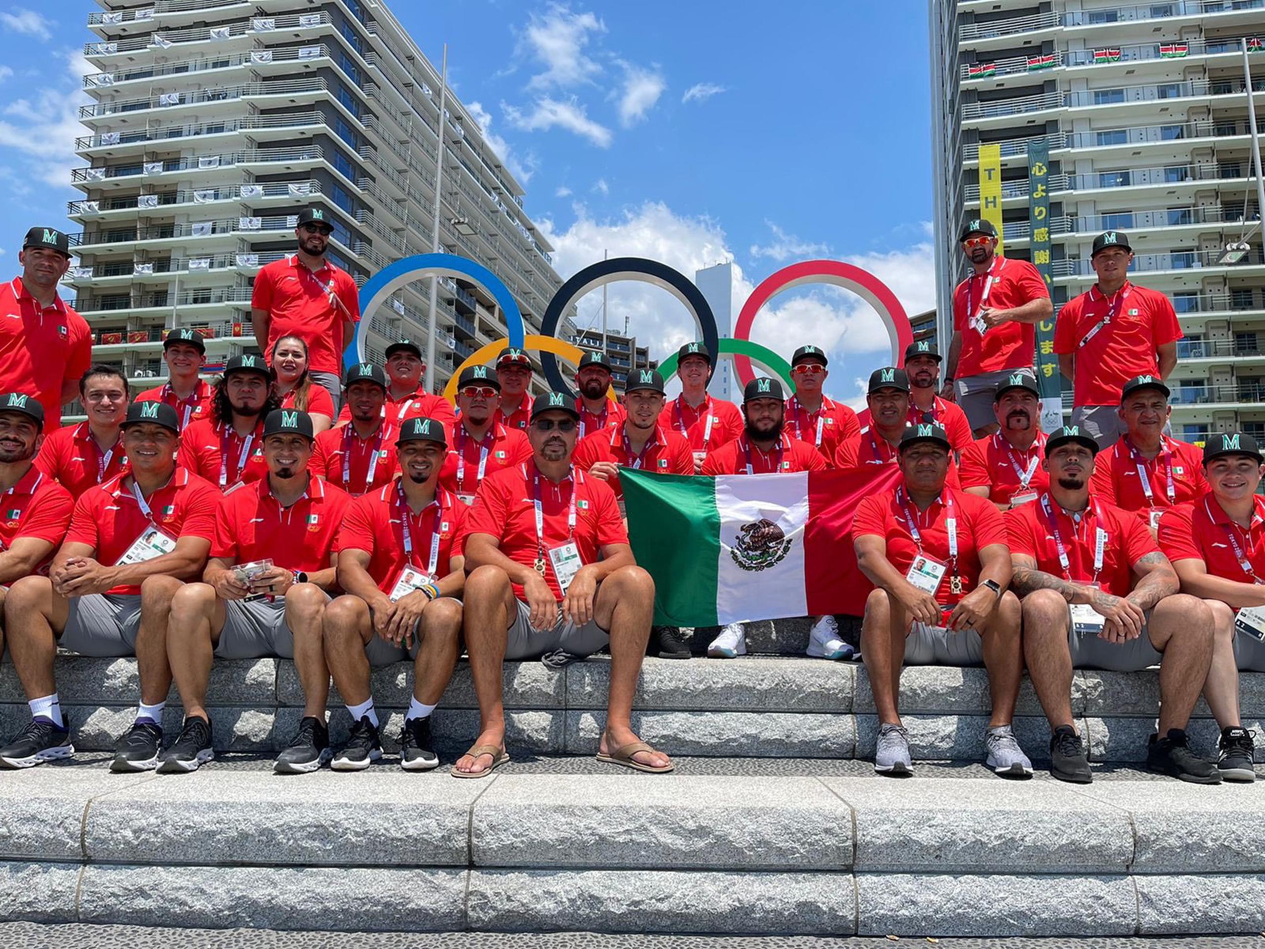 El Equipo Nacional de México posa frente a los aros olímpicos en la villa usando sus debidos uniformes. Además publicaron otra foto usando las camisas de los Tomateros de Culiacán de la Liga Mexicana del Pacífico.
