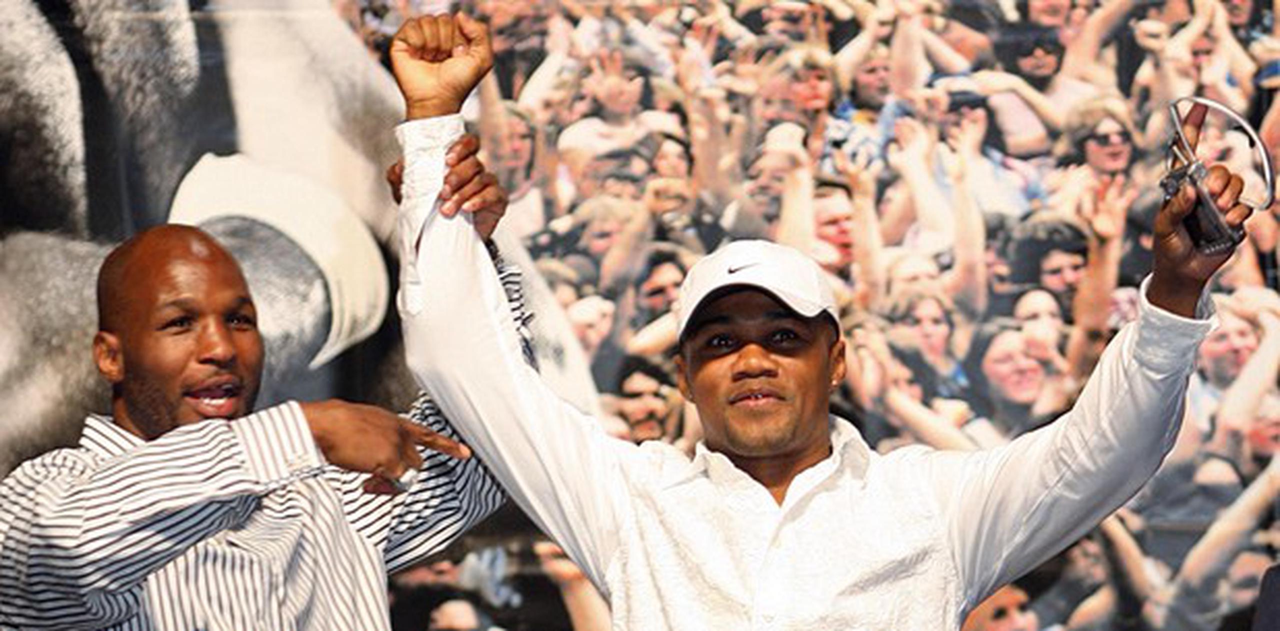 El púgil filadelfiano le levantó el brazo a Tito Trinidad cuando compartieron en Las Vegas en el 2007. (Archivo)