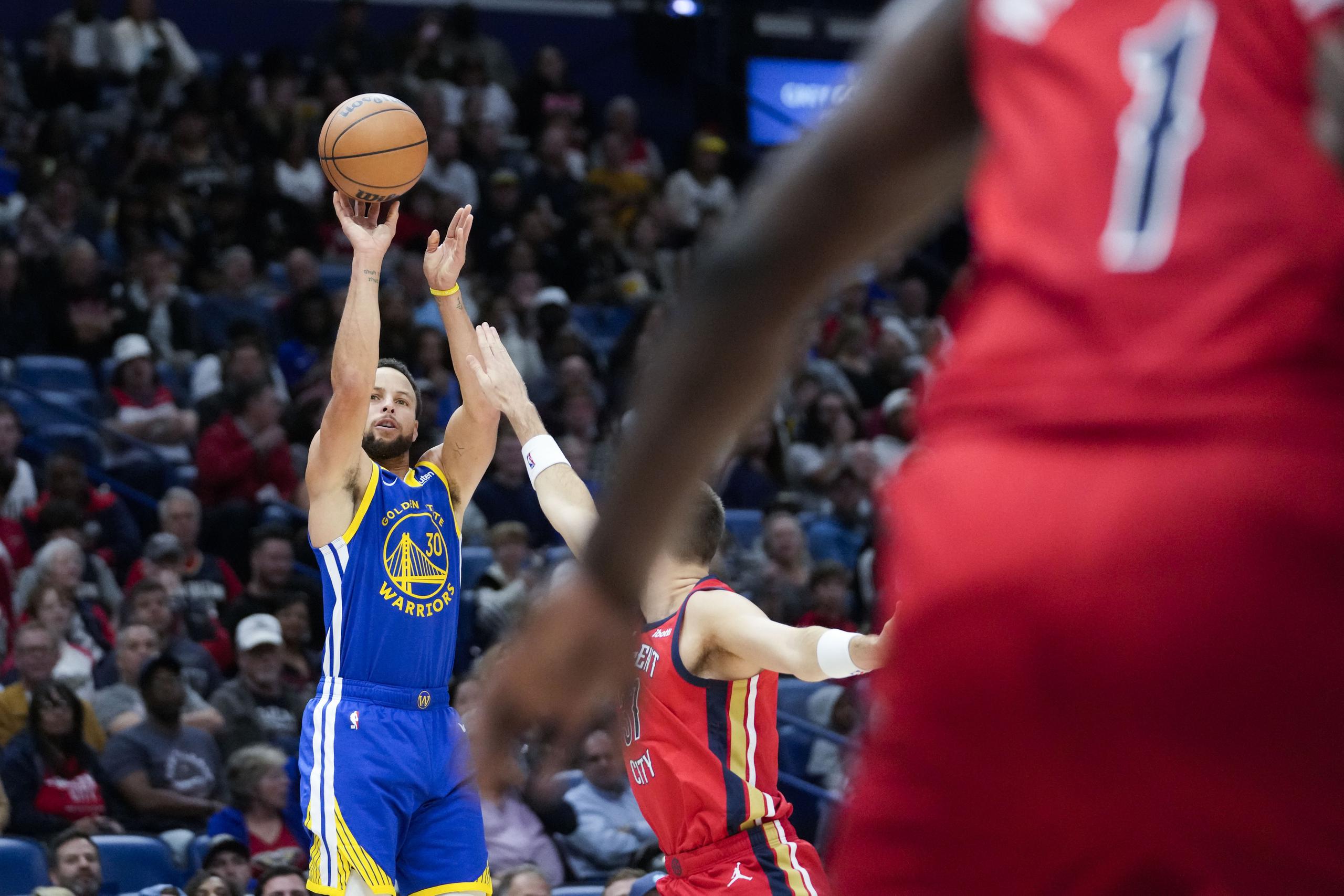Stephen Curry (30), de los Warriors de Golden State, dispara un triple durante la primera mitad del juego baloncesto de la NBA en contra de los Pelicans de Nueva Orleans, el lunes 30 de octubre de 2023, en Nueva Orleans. (AP Foto/Gerald Herbert)