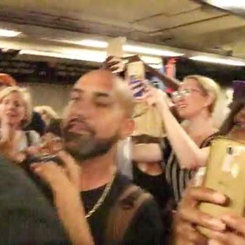Pasajeros del metro se sorprenden al ver a Daddy Yankee y Janet Jackson