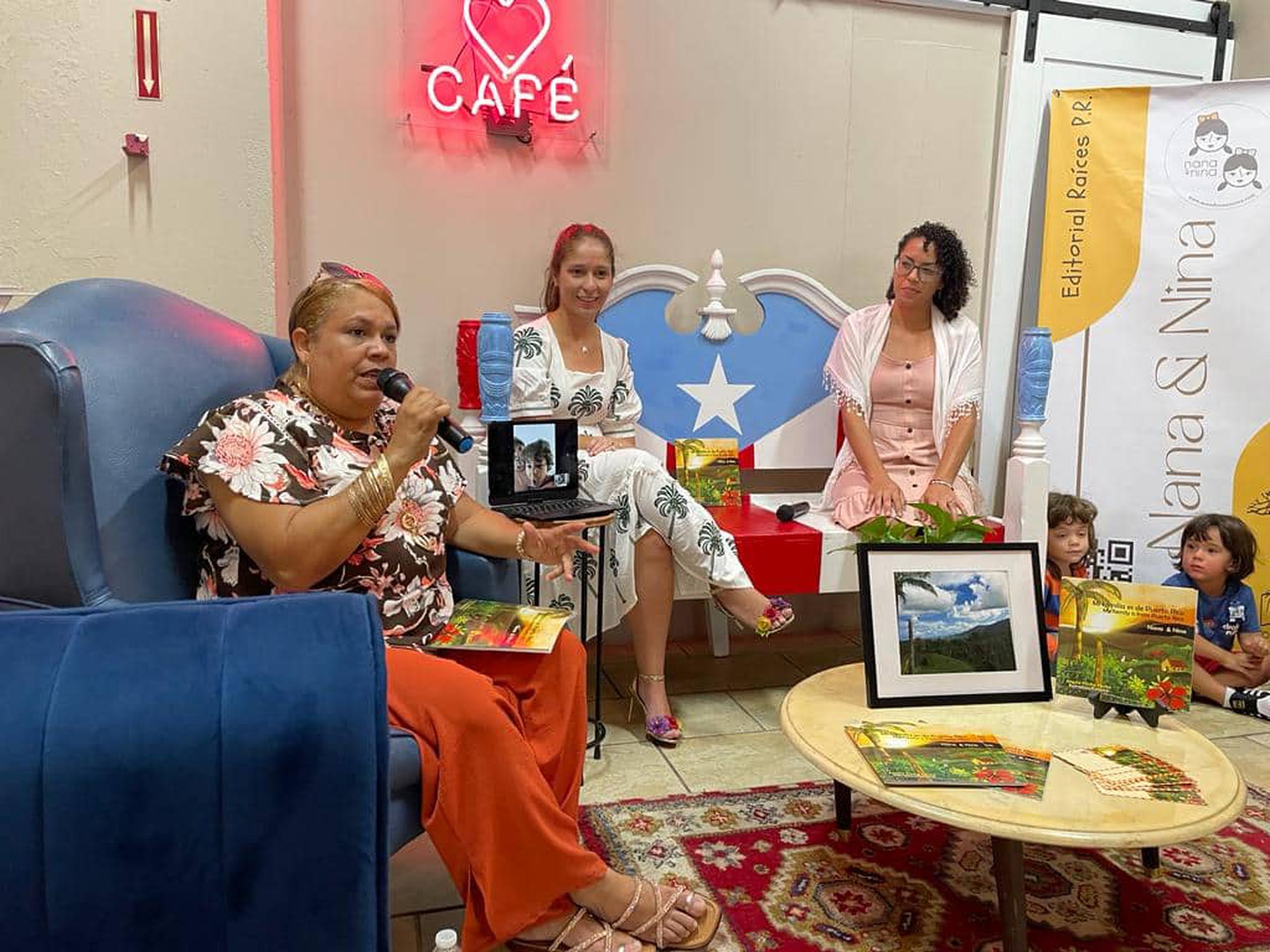 Caroll (Nina, al centro), quien reside en  la Isla, presentó "Mi familia es de Puerto Rico- My Family is from Puerto Rico"  en Café Lab en Viejo San Juan.