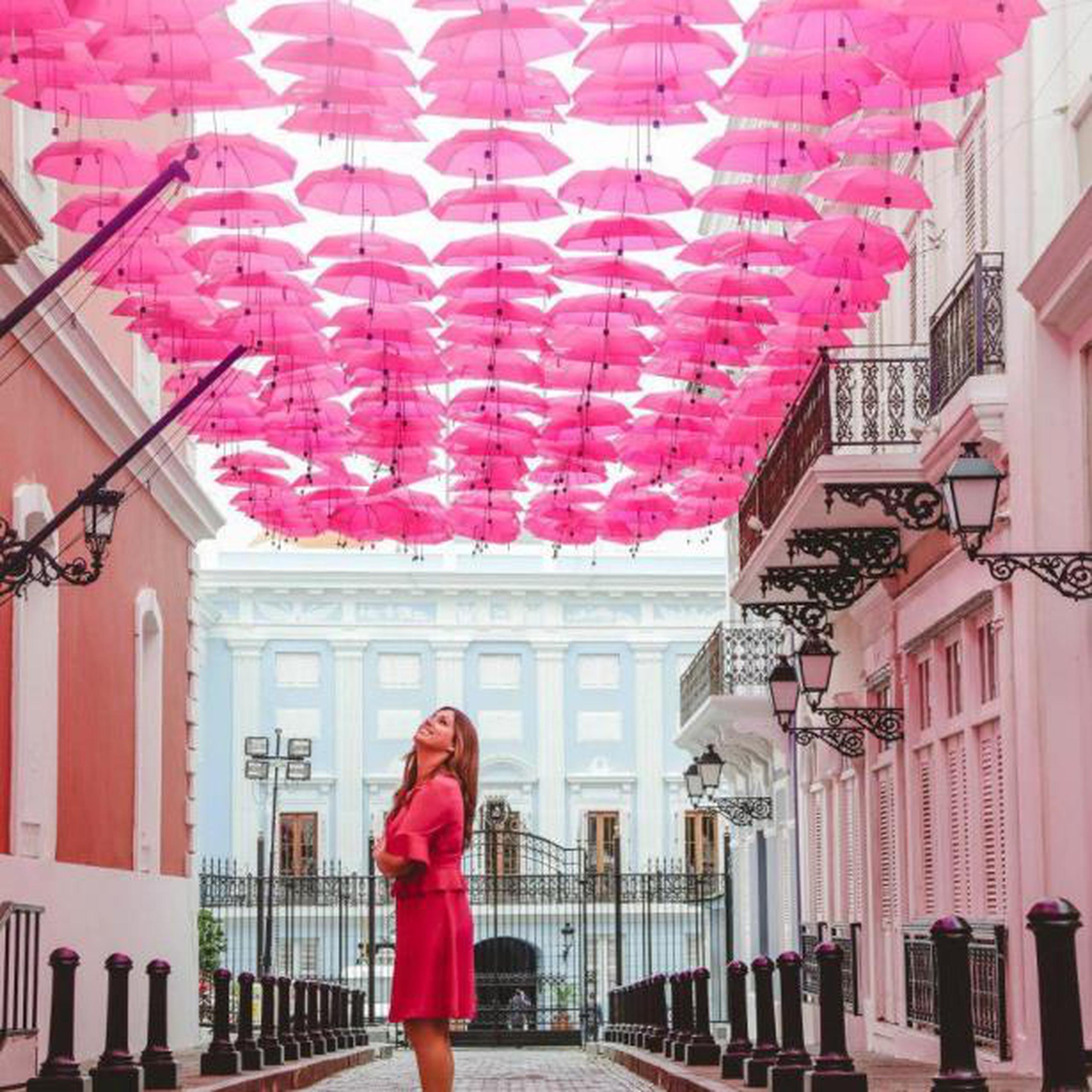 "La Fortaleza se une a esta iniciativa mediante la instalación de las emblemáticas sombrillas, ahora color rosa, que simbolizan protección, solidaridad, respeto e igualdad". (Suministrada)