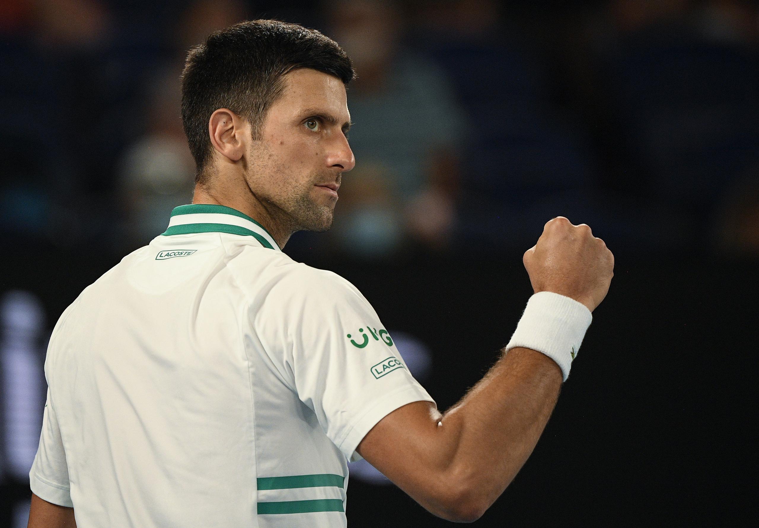 El serbio Novak Djokovic celebra un punto en su duelo de semifinales ante el ruso Aslan Karatsev.