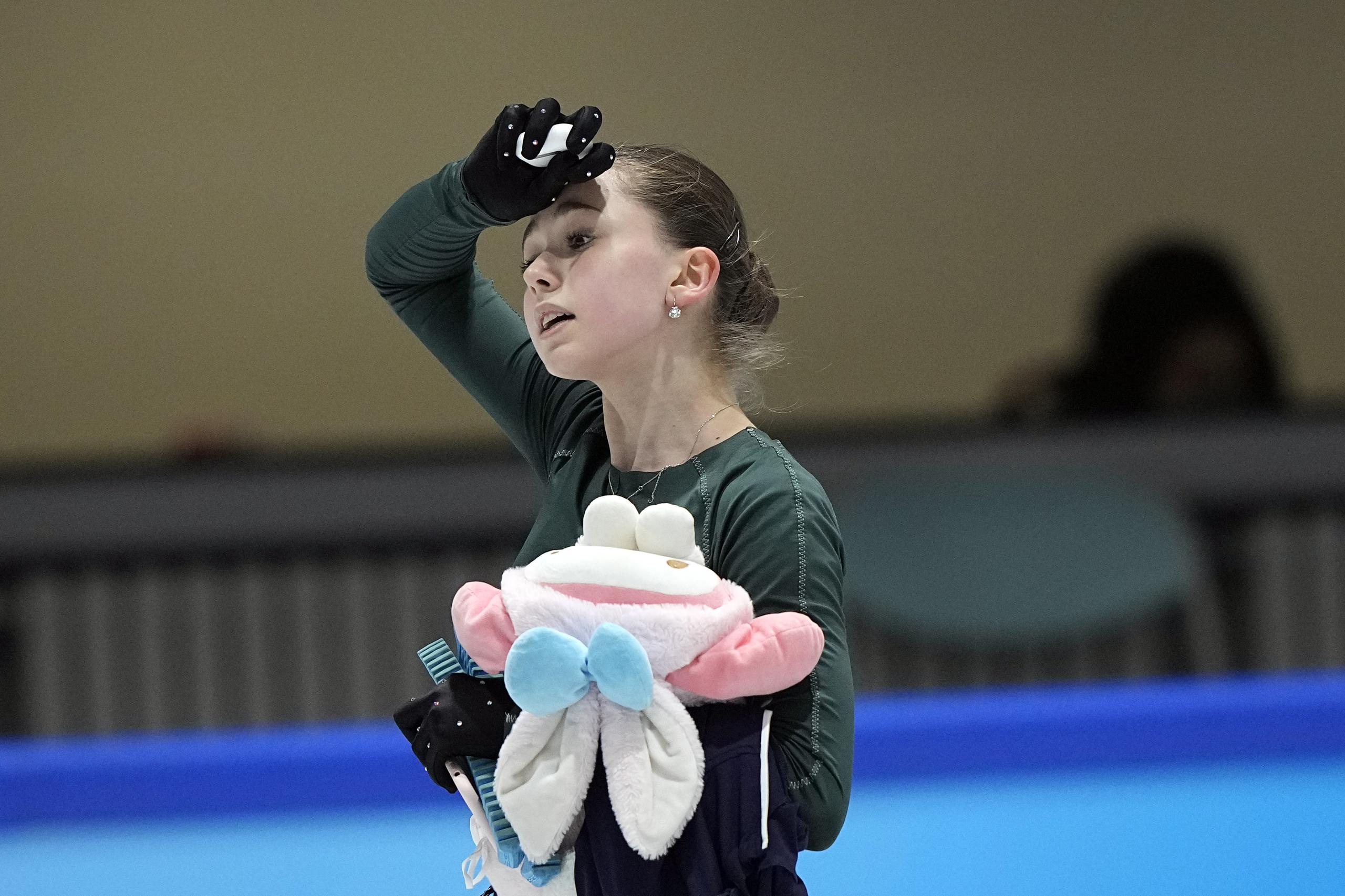 Kamila Valieva, patinadora artística del Comité Olímpico Ruso, sale de la pista de hielo tras una sesión de entrenamiento en los Juegos Olímpicos de 2022, el domingo 13 de febrero de 2022 en Beijing.