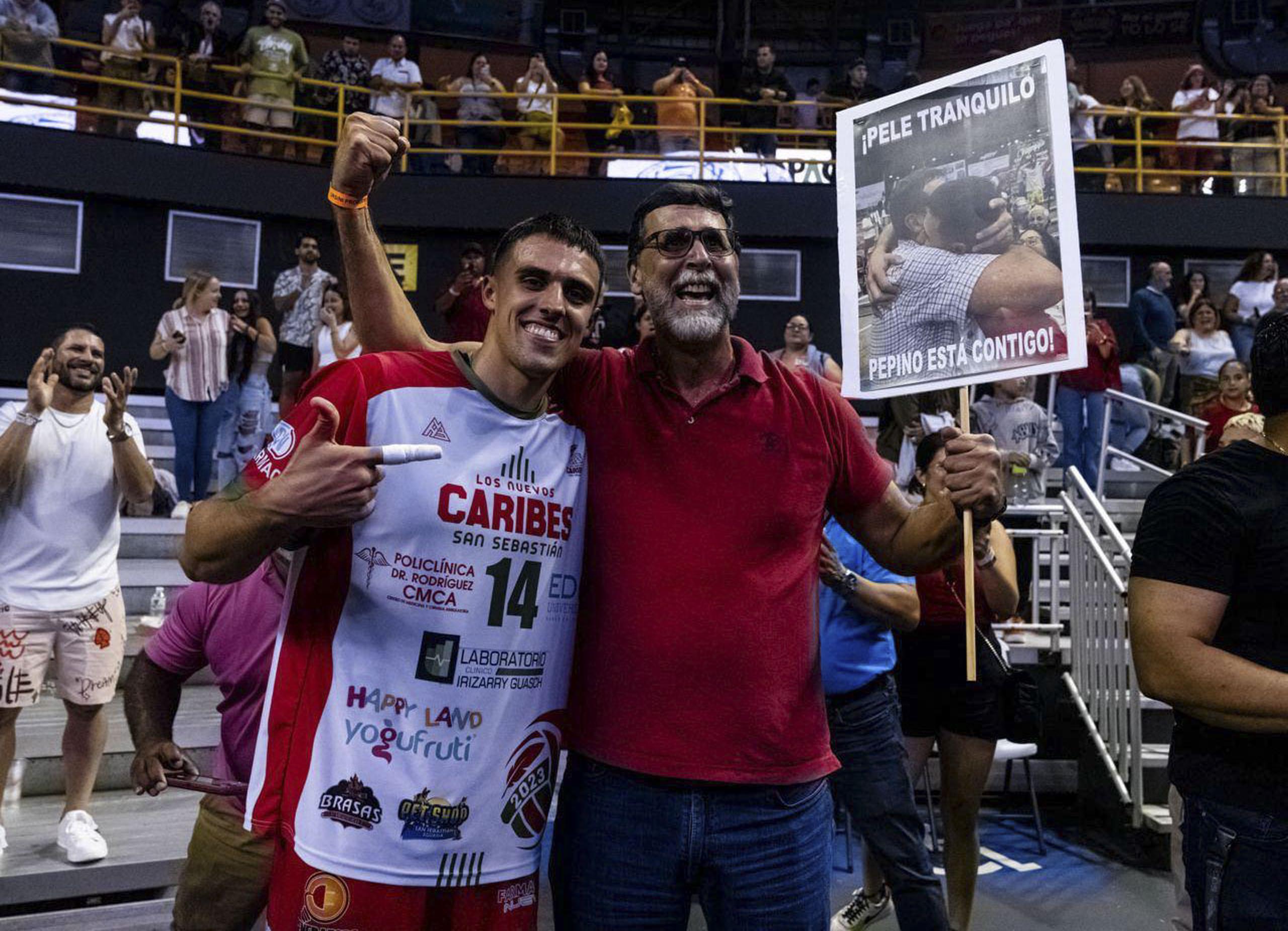 Pelegrín Vargas, padre e hijo, celebran el campeonato de los Caribes de San Sebastián el domingo en Arecibo.