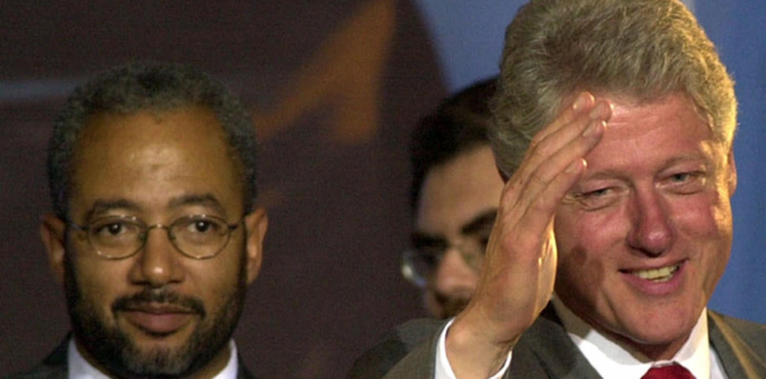 Fattah, aquí con el entonces presidente Bill Clinton, está presuntamente implicado en una red de fraude de gran alcance. (Archivo)