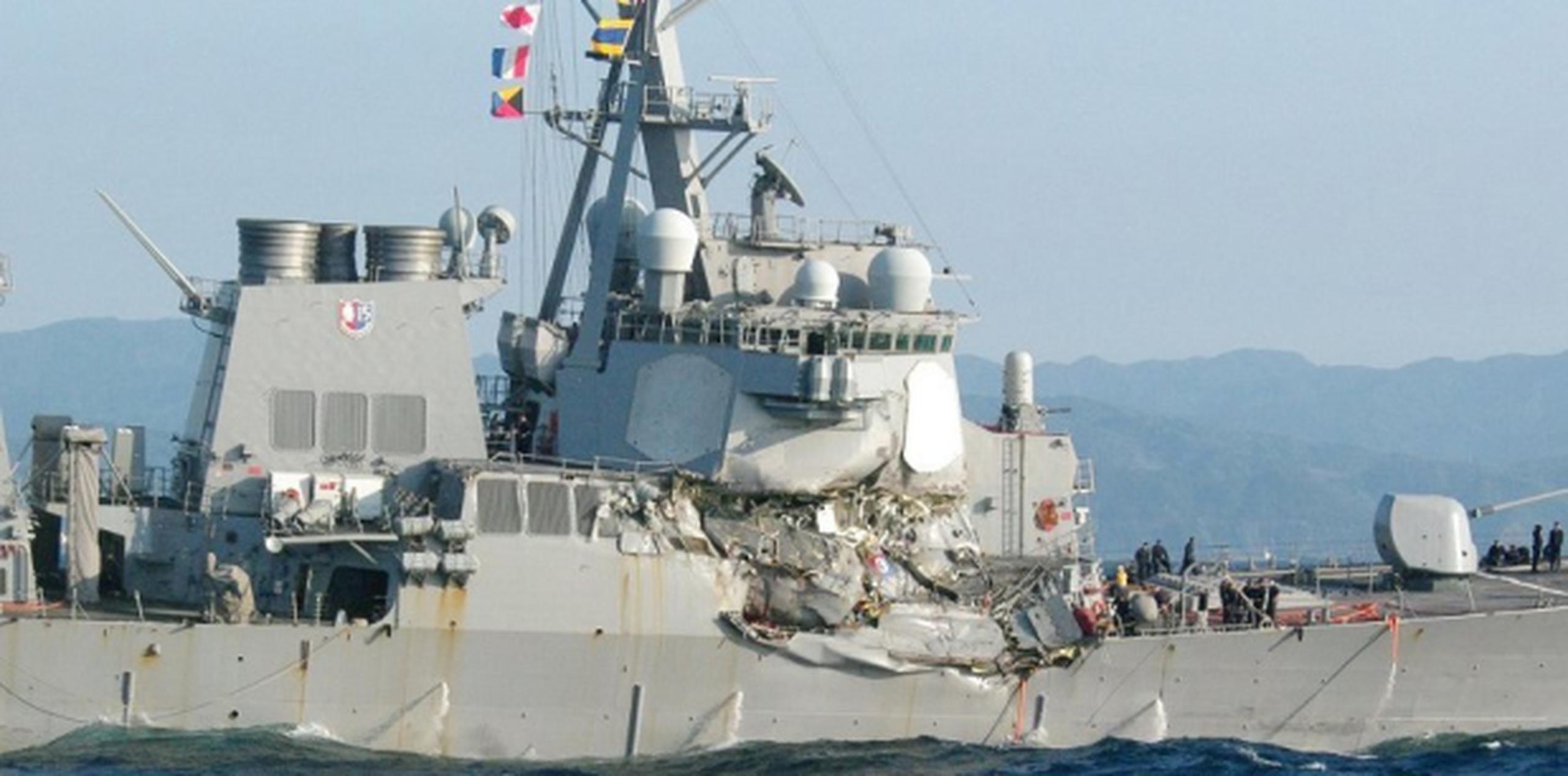 El destructor USS Fitzgerald sufrió daños en espacios de atraque, una sala de máquina y sala de radio como resultado del choque con el portacontenedores ACX Crystal. (EFE/EPA/JAPAN COAST GUARD HANDOUT)