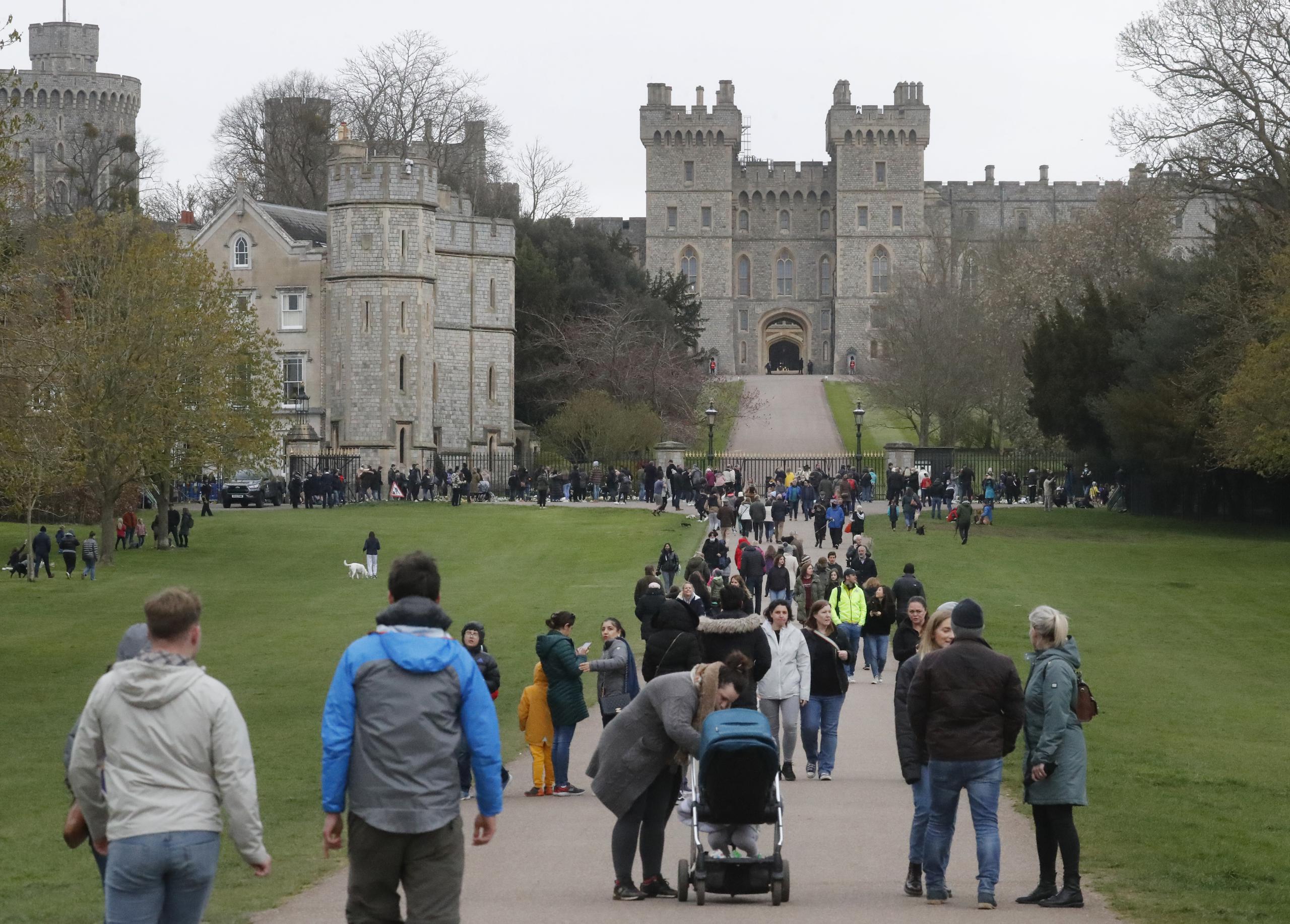 A pesar de que la Casa Real y el gobierno han pedido que se eviten las concentraciones ante las residencias de la monarquía, ciudadanos han acudido a las puertas del castillo de Windsor para depositar ofrendas florales.