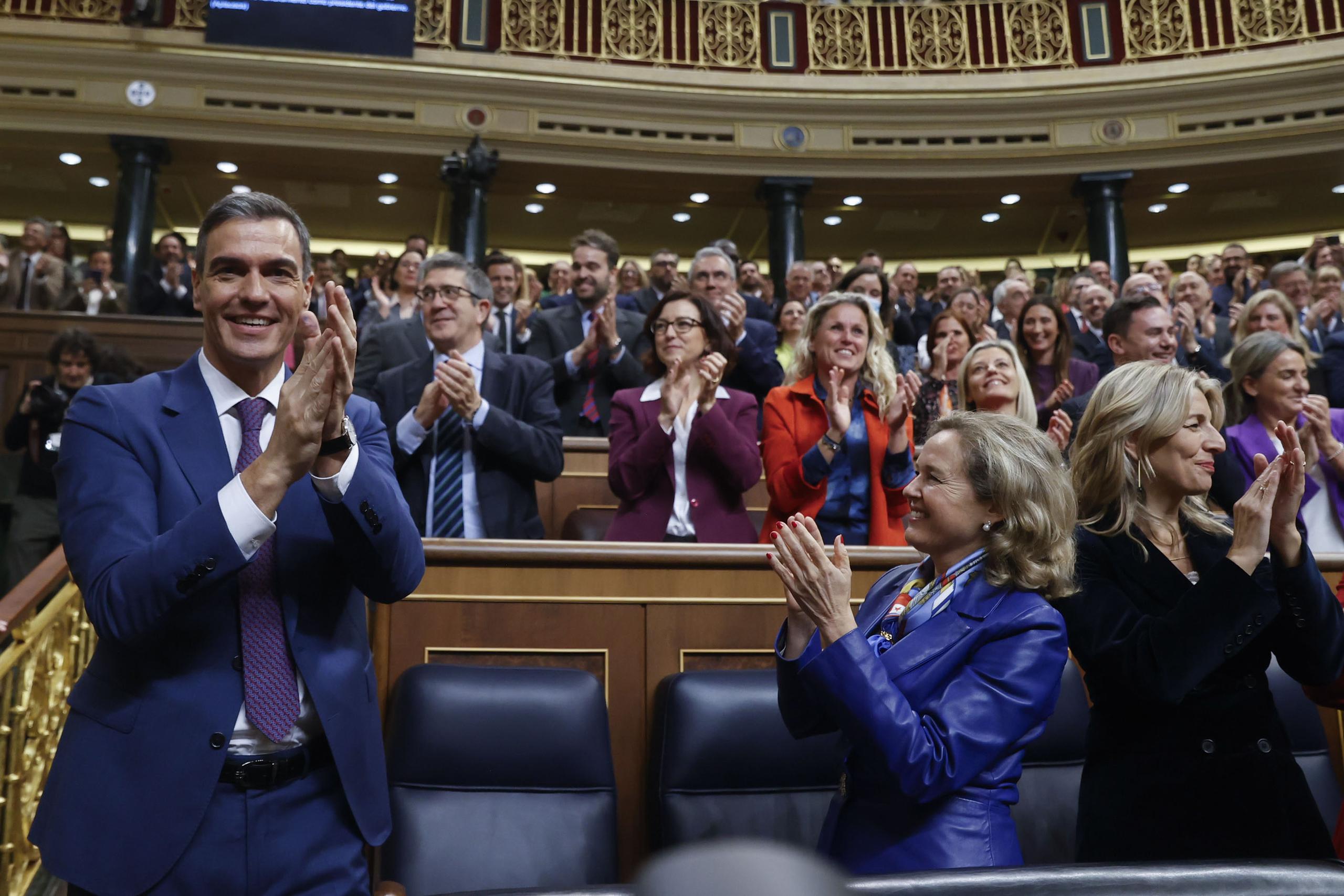 Pedro Sánchez, reelegido presidente del Gobierno por mayoría absoluta este jueves en el Congreso aplaude en el hemiciclo. EFE/Juan Carlos Hidalgo
