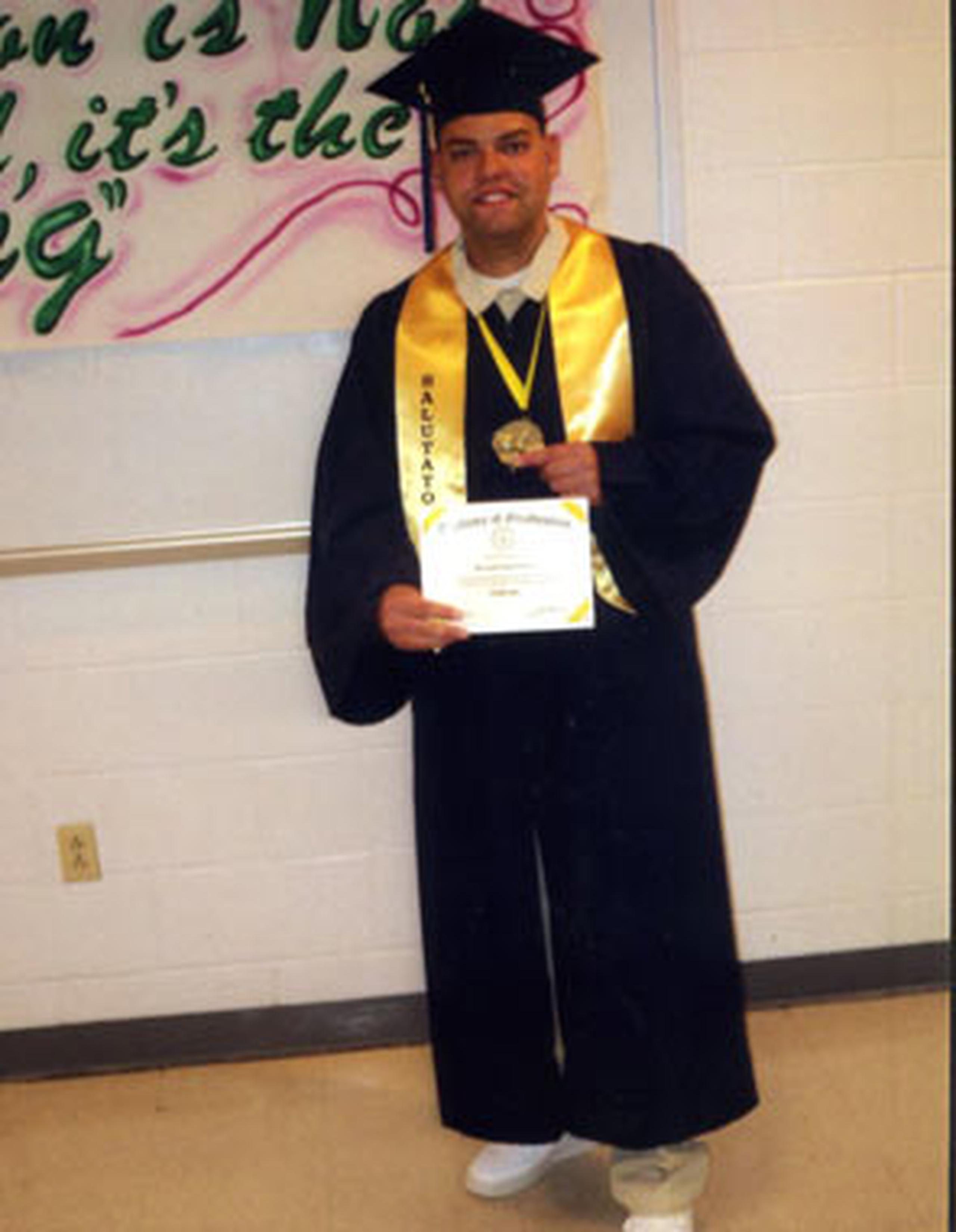 “Alex Trujillo” muestra entusiasmado el diploma de cuarto año que obtuvo el pasado mes de noviembre. (Suministrada)