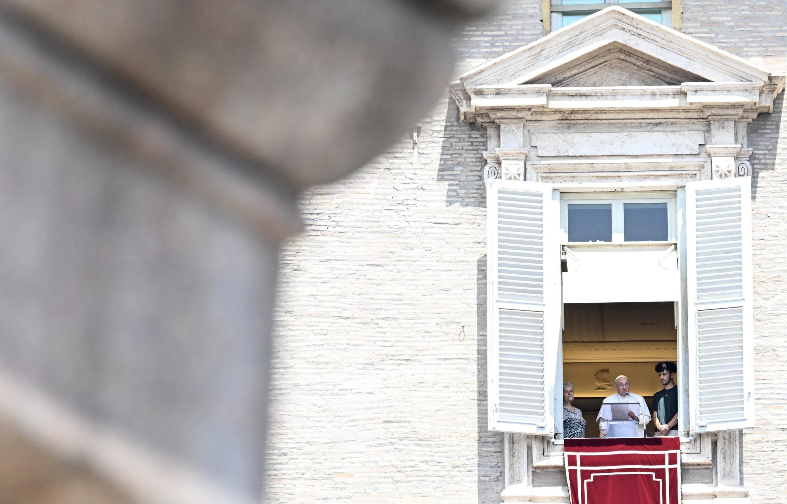 El Papa Francisco desde una ventana en la Plaza de San Pedro, Ciudad del Vaticano. (EFE/EPA/CLAUDIO PERI)